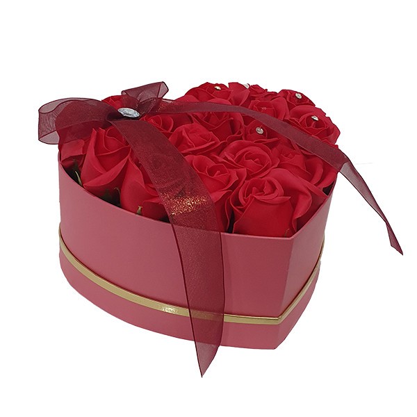 Aranjament floral cutie inima cu trandafiri sapun rosii
