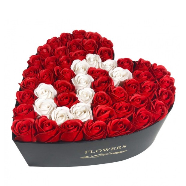 Aranjament floral personalizat cu litera cutie inima neagra cu 49 trandafiri de sapun (LITERA: Litera P)