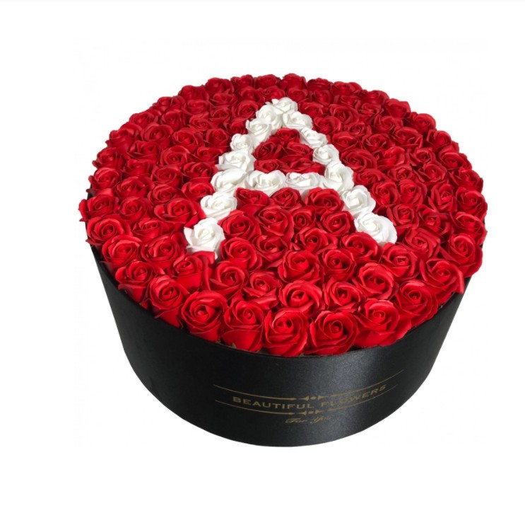 Aranjament floral personalizat cu litera cutie rotunda neagra cu 101 trandafiri de sapun (LITERA: Litera L)