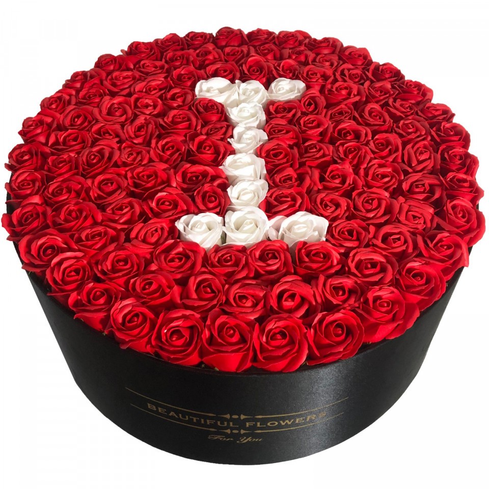 Aranjament floral personalizat cu litera I in cutie rotunda neagra cu 135 trandafiri de sapun (LITERA: Litera L)