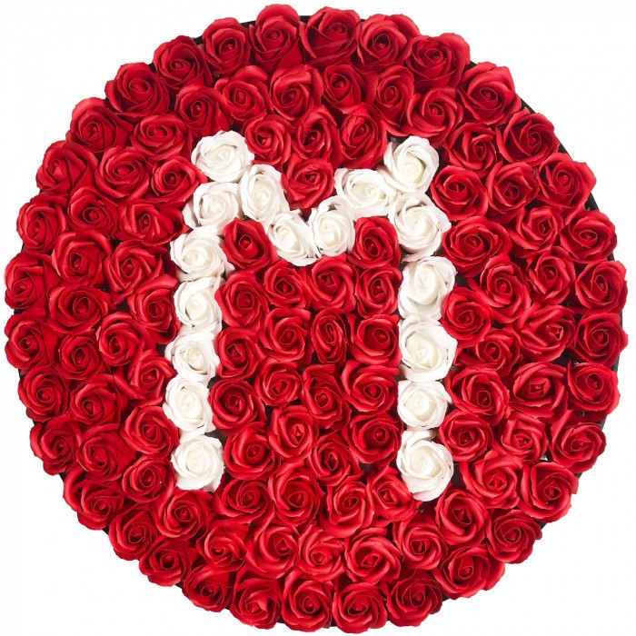 Aranjament floral personalizat cu litera M in cutie rotunda neagra cu 135 trandafiri de sapun (LITERA: Litera M)