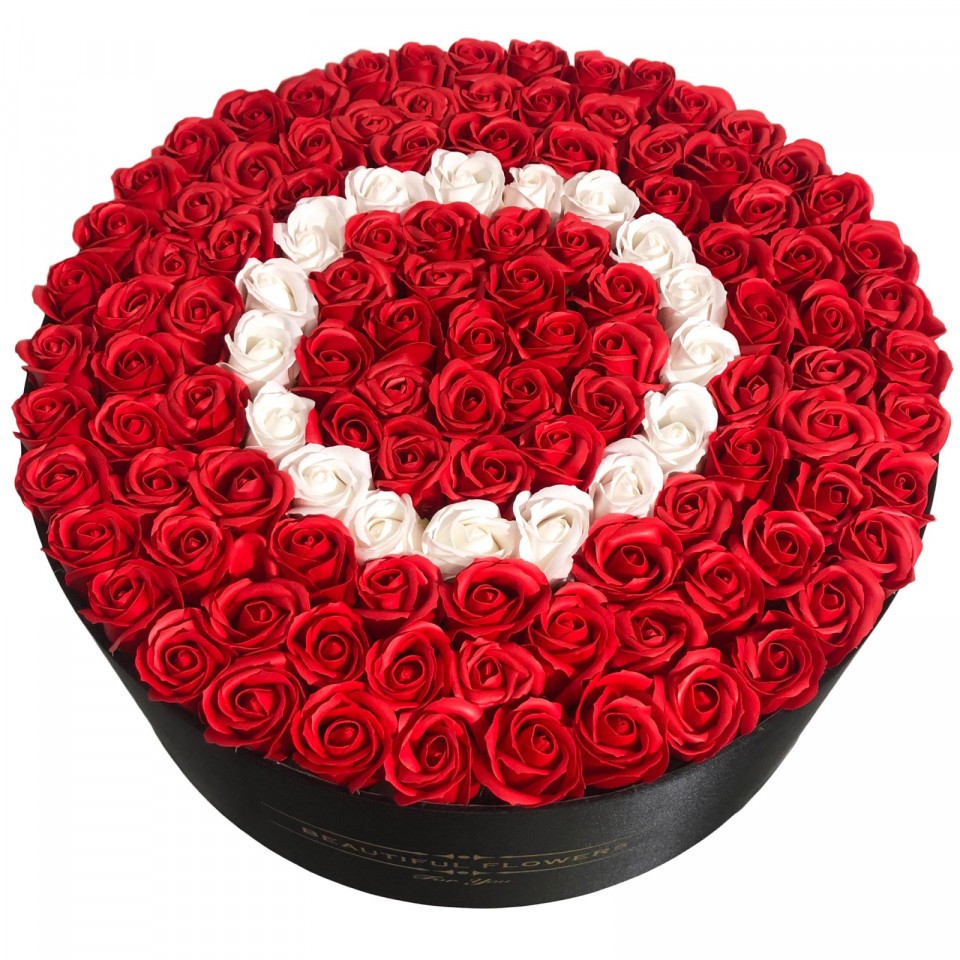 Aranjament floral personalizat cu litera O in cutie rotunda neagra cu 135 trandafiri de sapun (LITERA: Litera O)