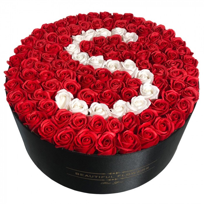 Aranjament floral personalizat cu litera S in cutie rotunda neagra cu 135 trandafiri de sapun (LITERA: Litera S)