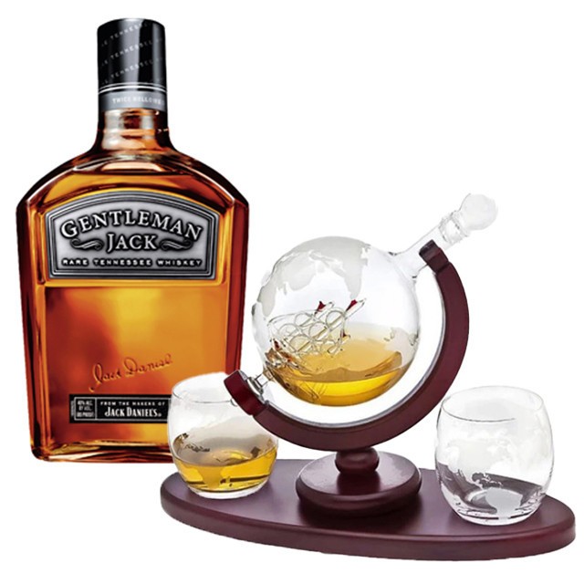 Pachet Drinks, Jack Daniel’s Gentleman Whisky 0.7L, set decantor cu doua pahare din sticla, design Glob Pamantesc, cu suport si tavita de lemn, 850 ml