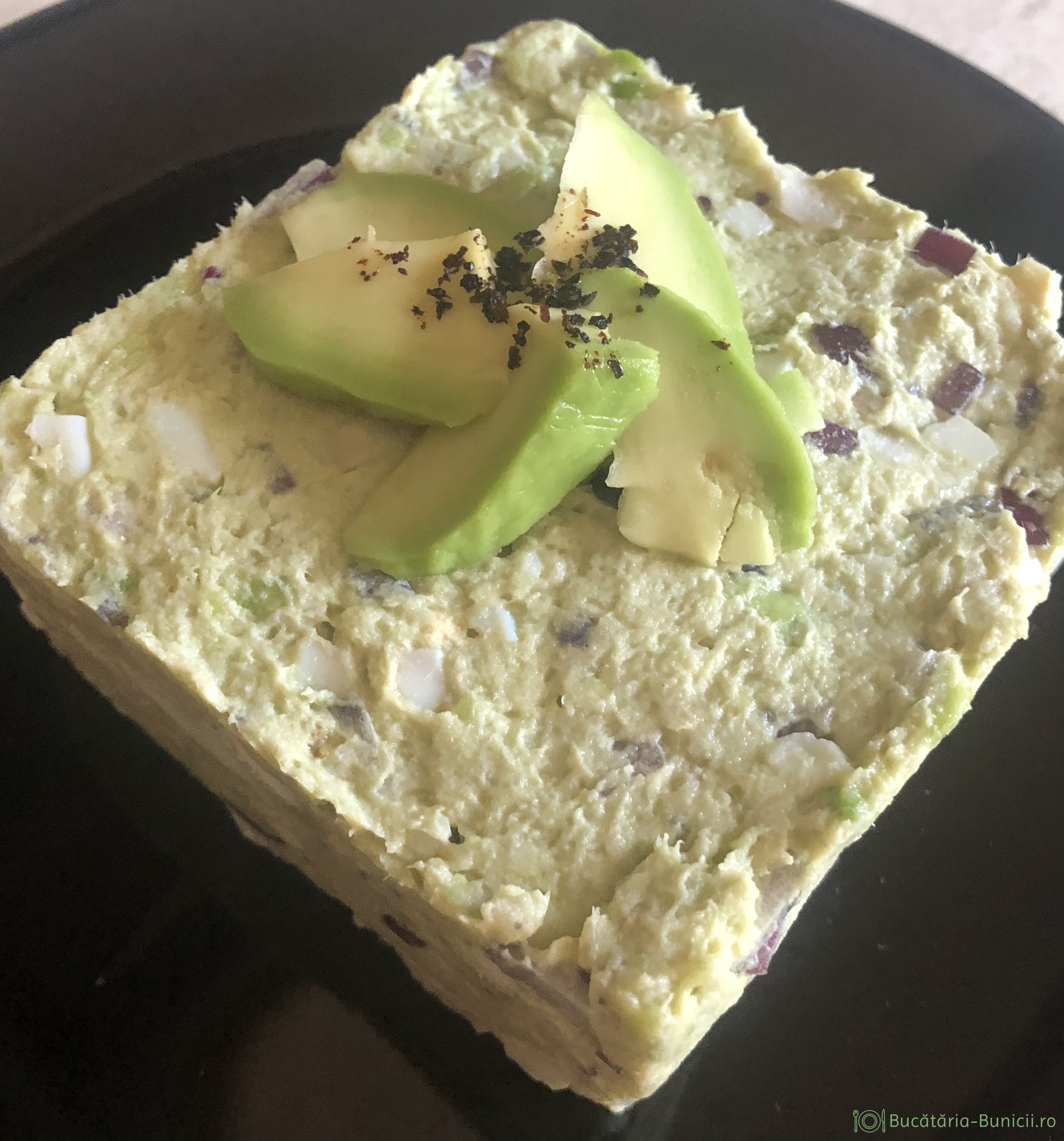 Salata de păstrăv și avocado