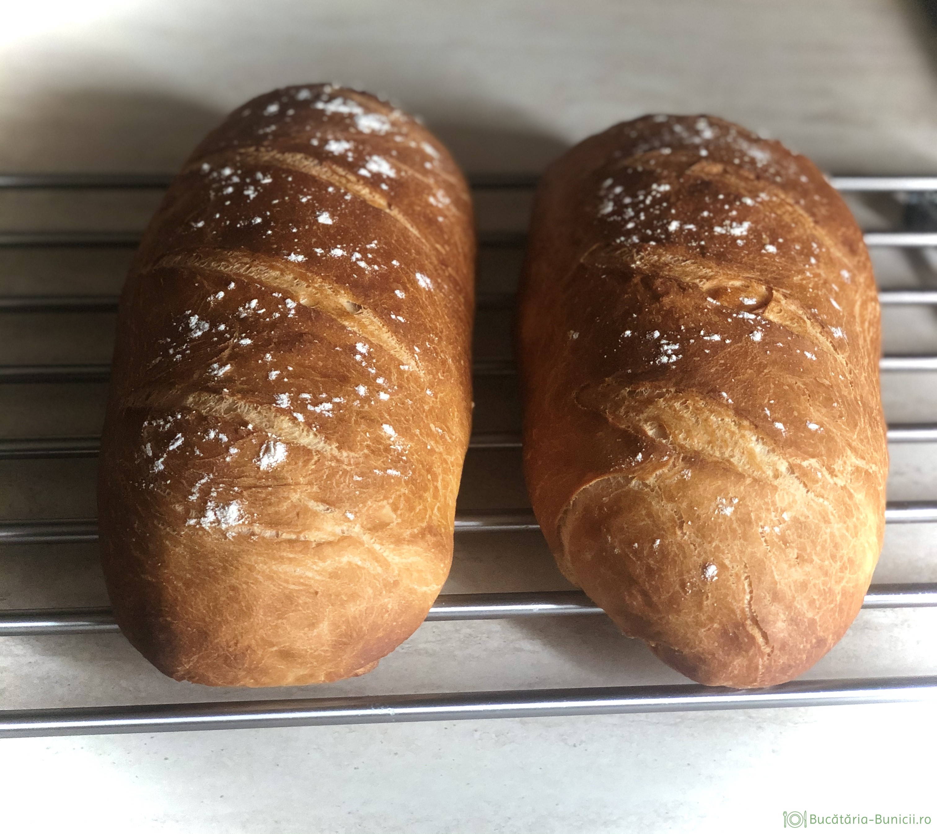 Pâine frământată la mașina de pâine și coaptă in cuptor