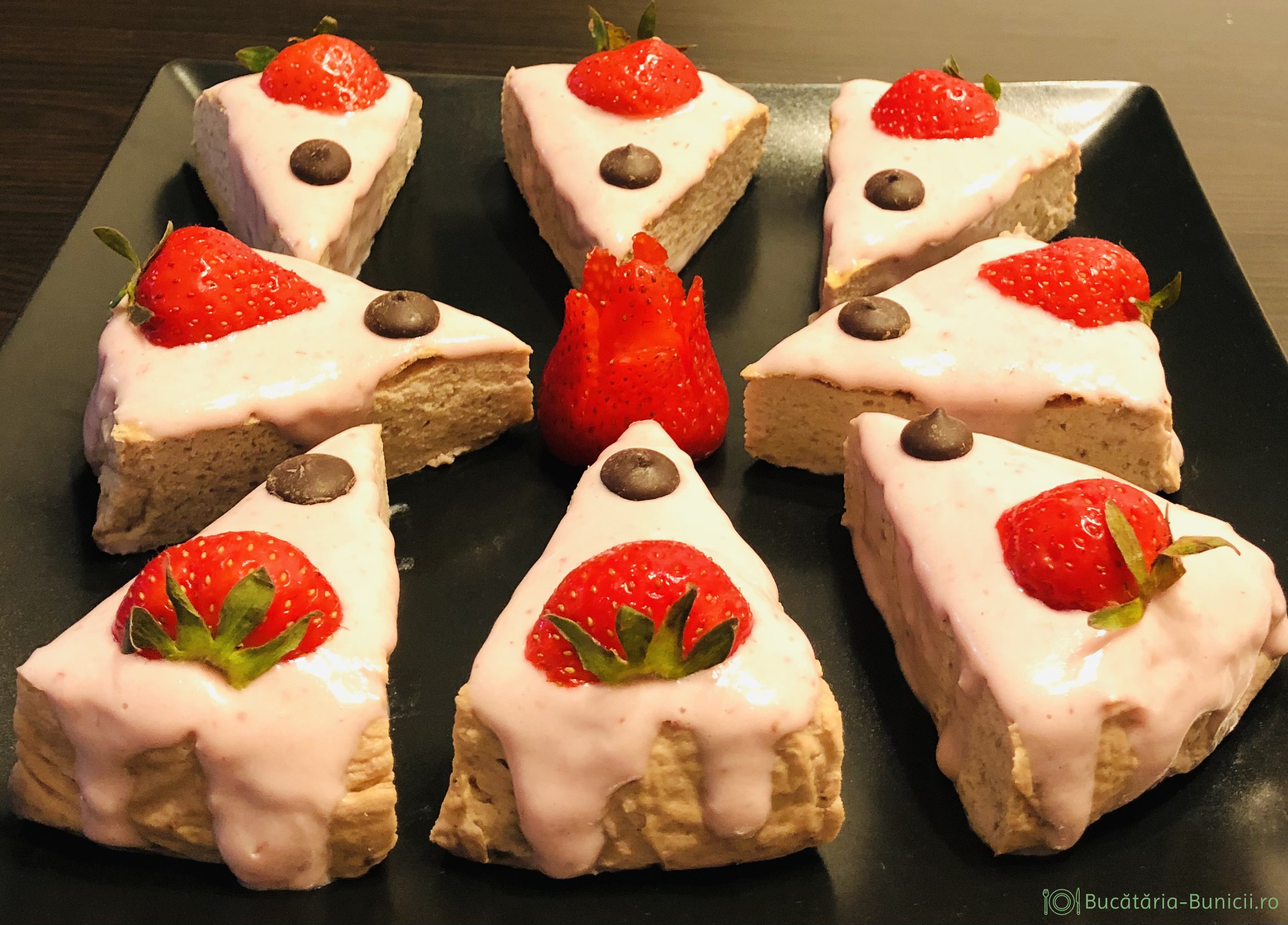Cheesecake la cuptor cu căpșuni.