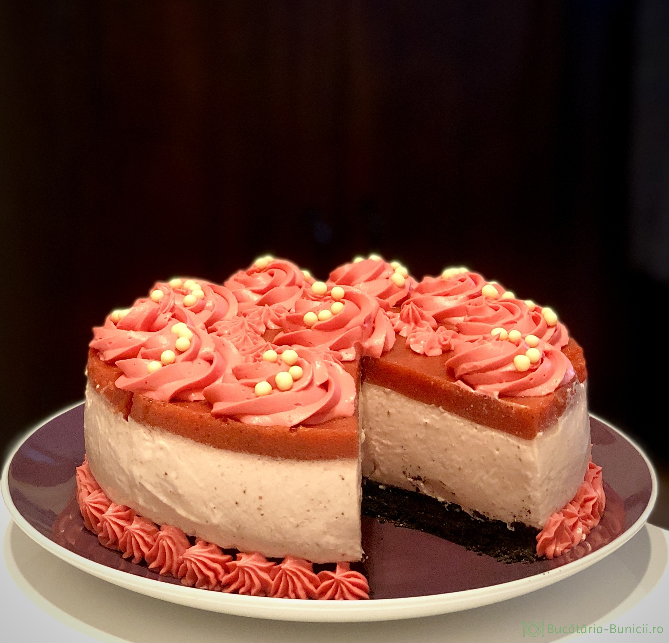 Cheesecake cu căpșuni și blat din biscuiți cu crema
