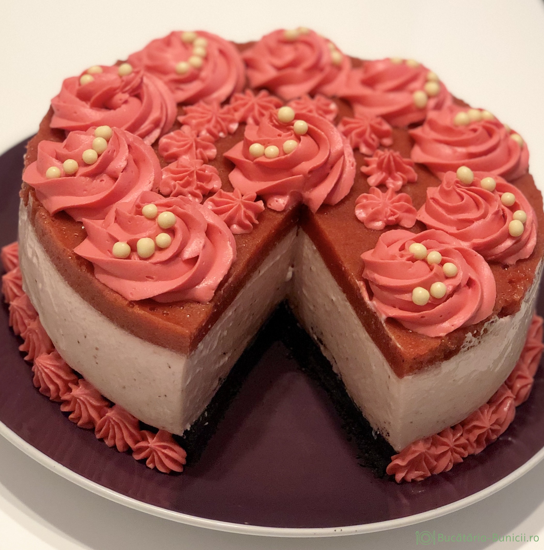 Cheesecake cu căpșuni și blat din biscuiți cu crema