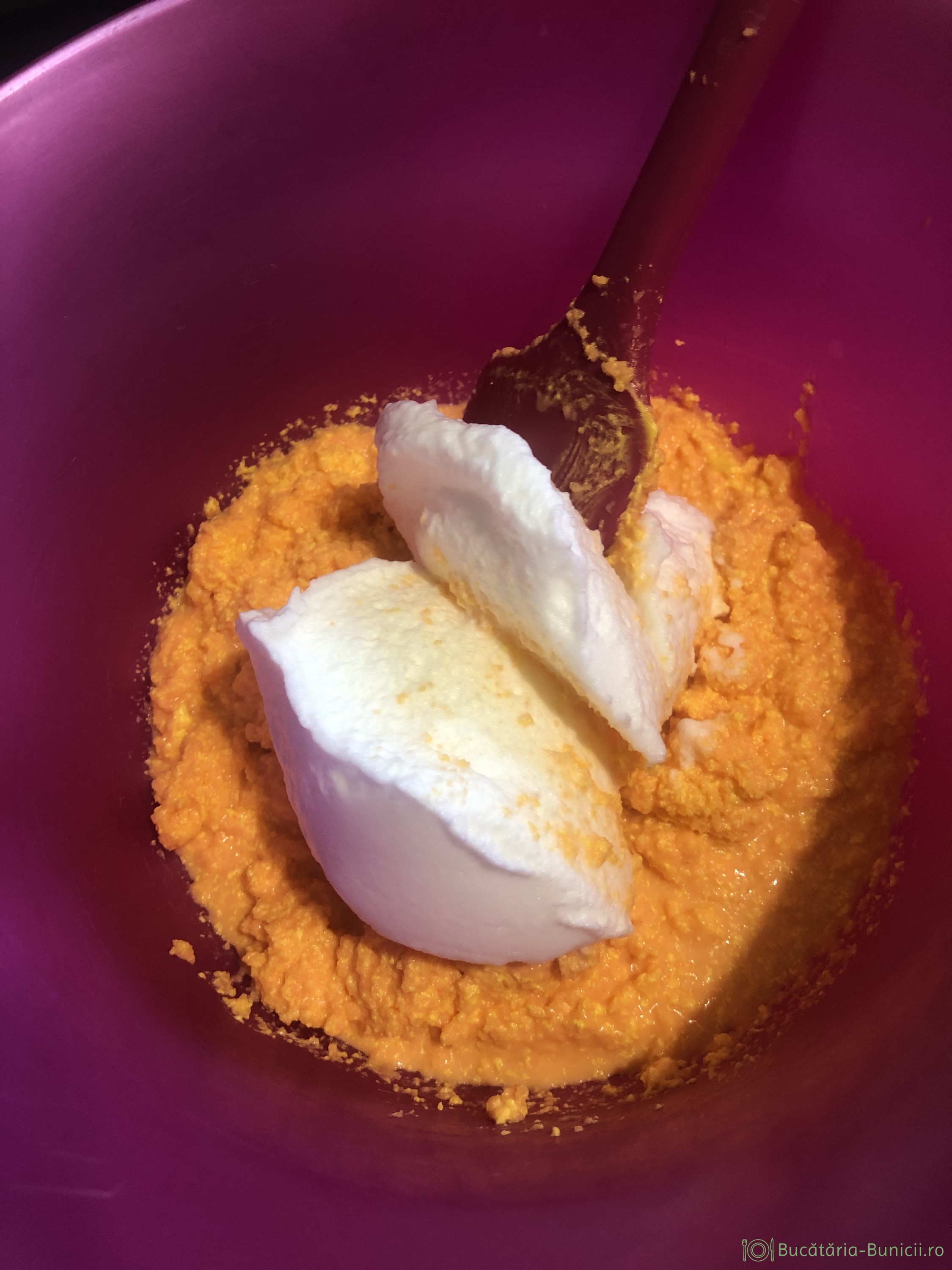 Tort cu blat de morcovi și crema cu mango