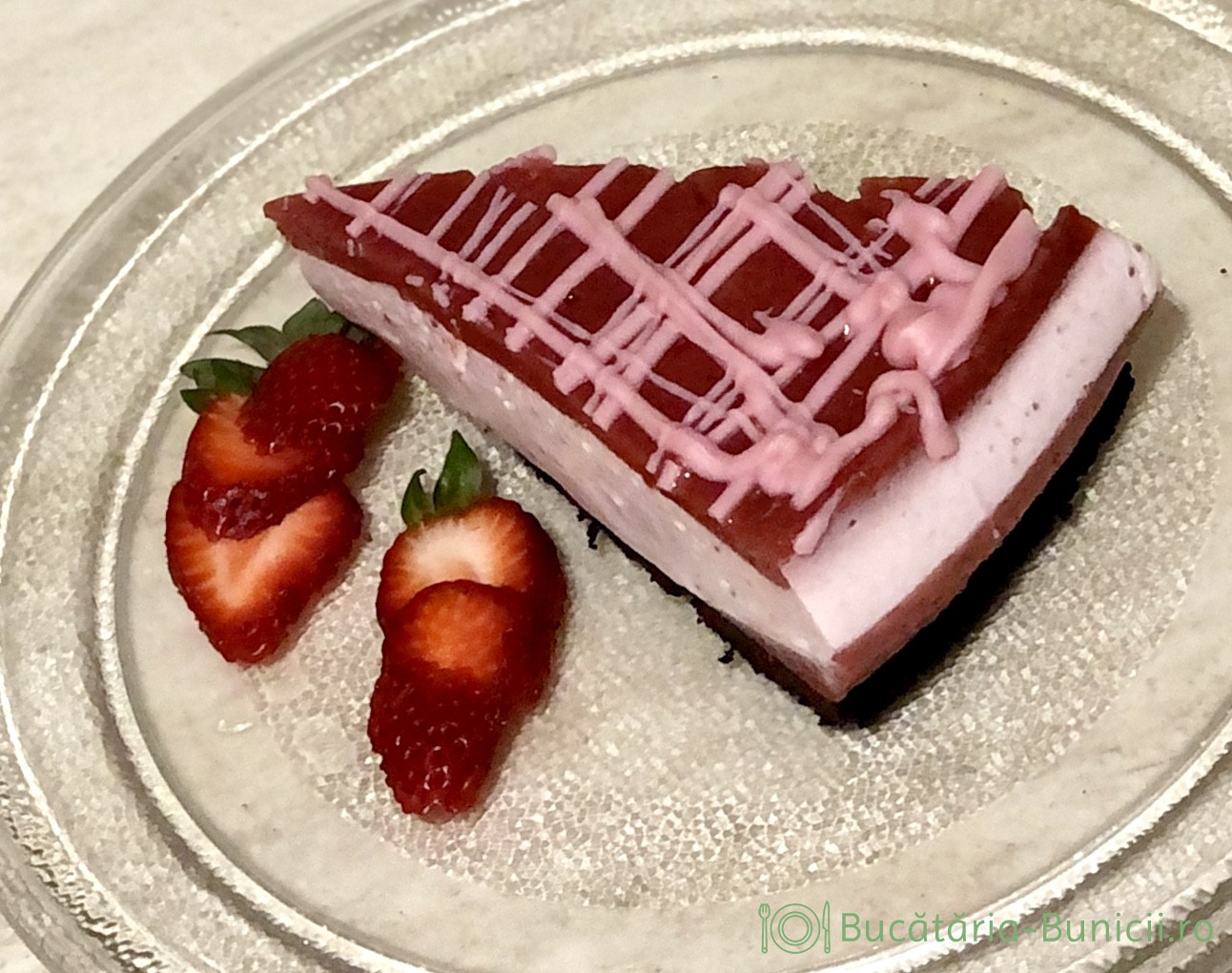 Cheesecake cu căpșuni și decor de ciocolata