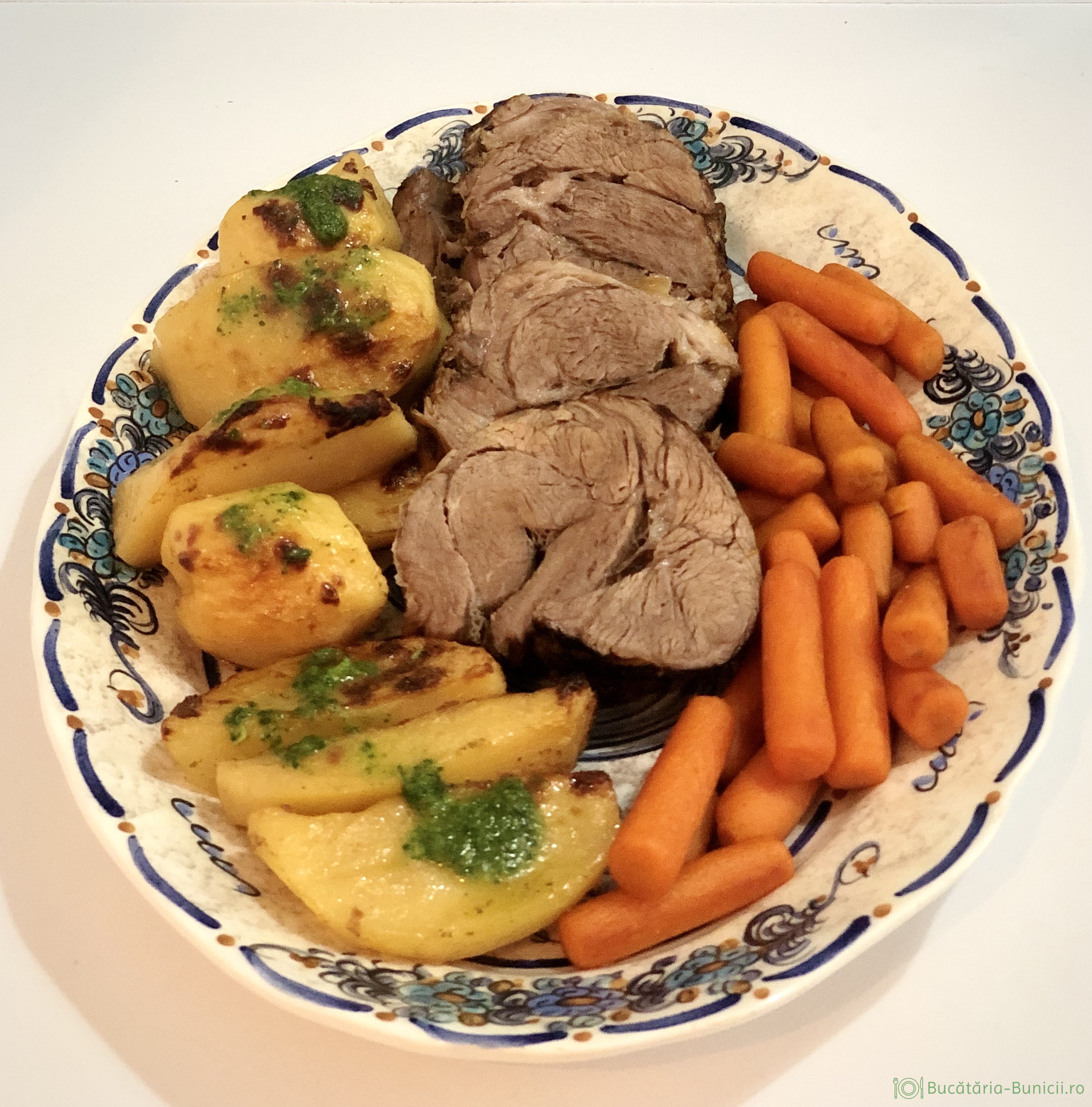 Rulada din ceafa de vițel cu cartofi și morcovi baby