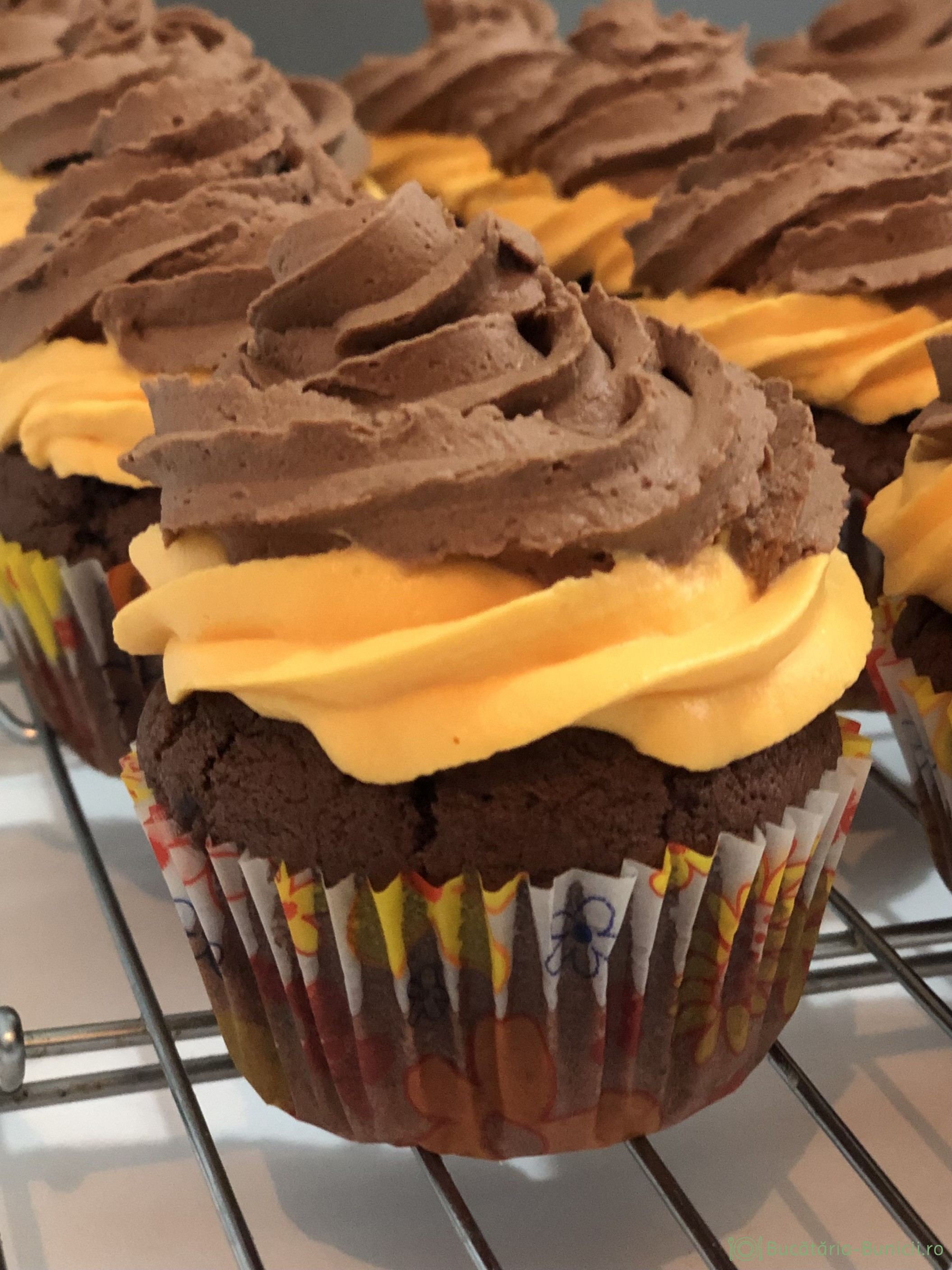 Cupcakes cu crema de ciocolata orange și amaruie