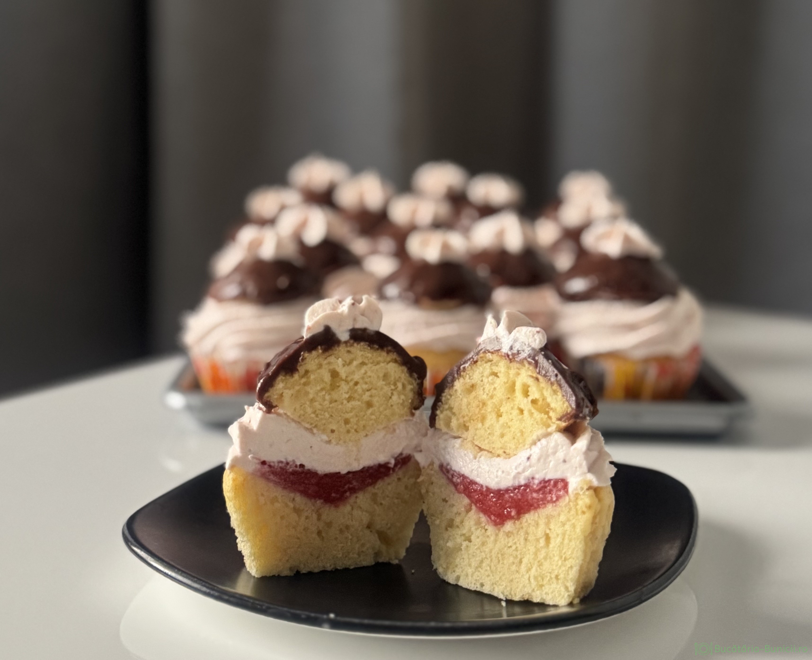 Cupcakes cu capsuni