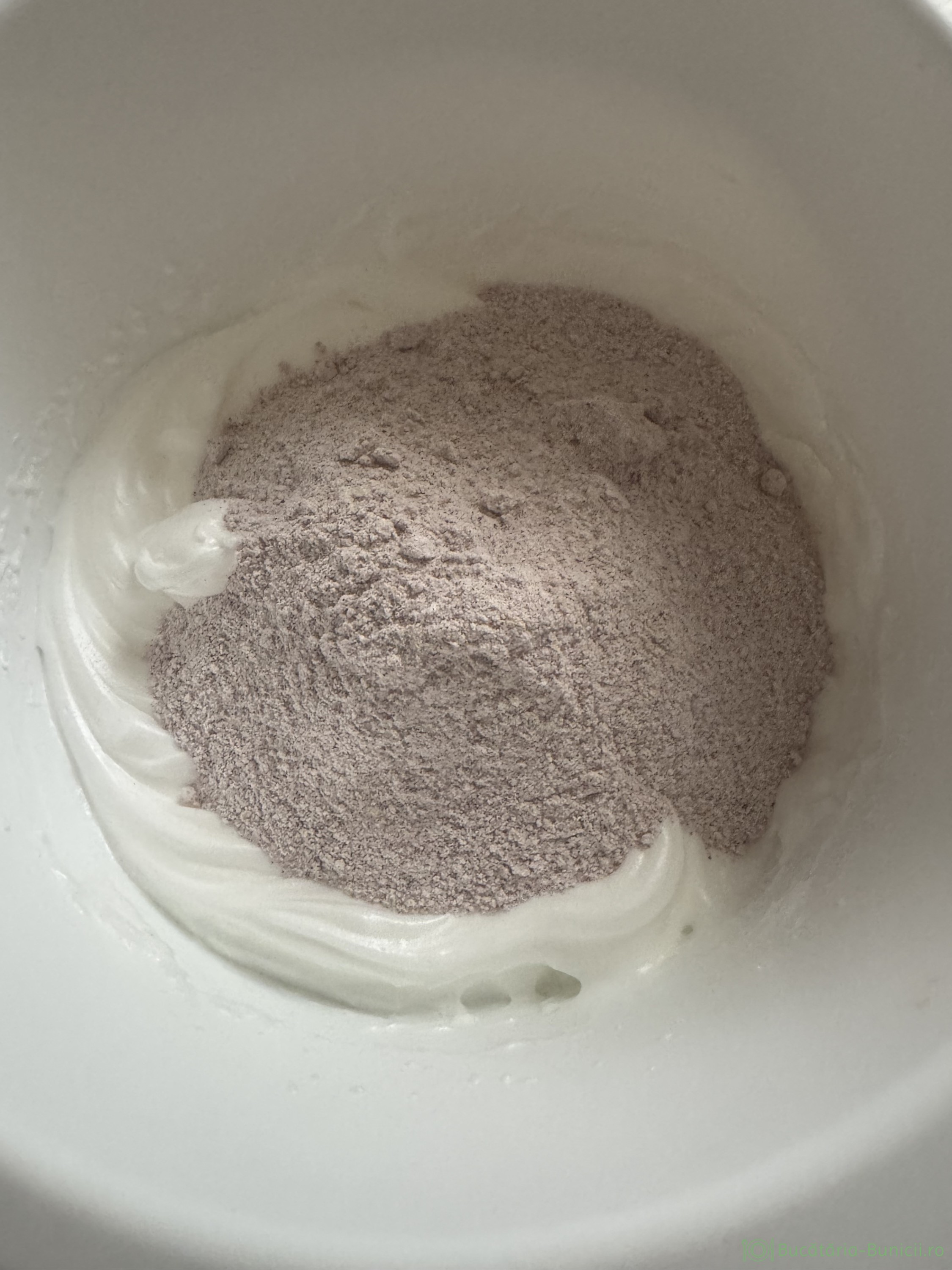 Trandafiri din albușuri și tarate