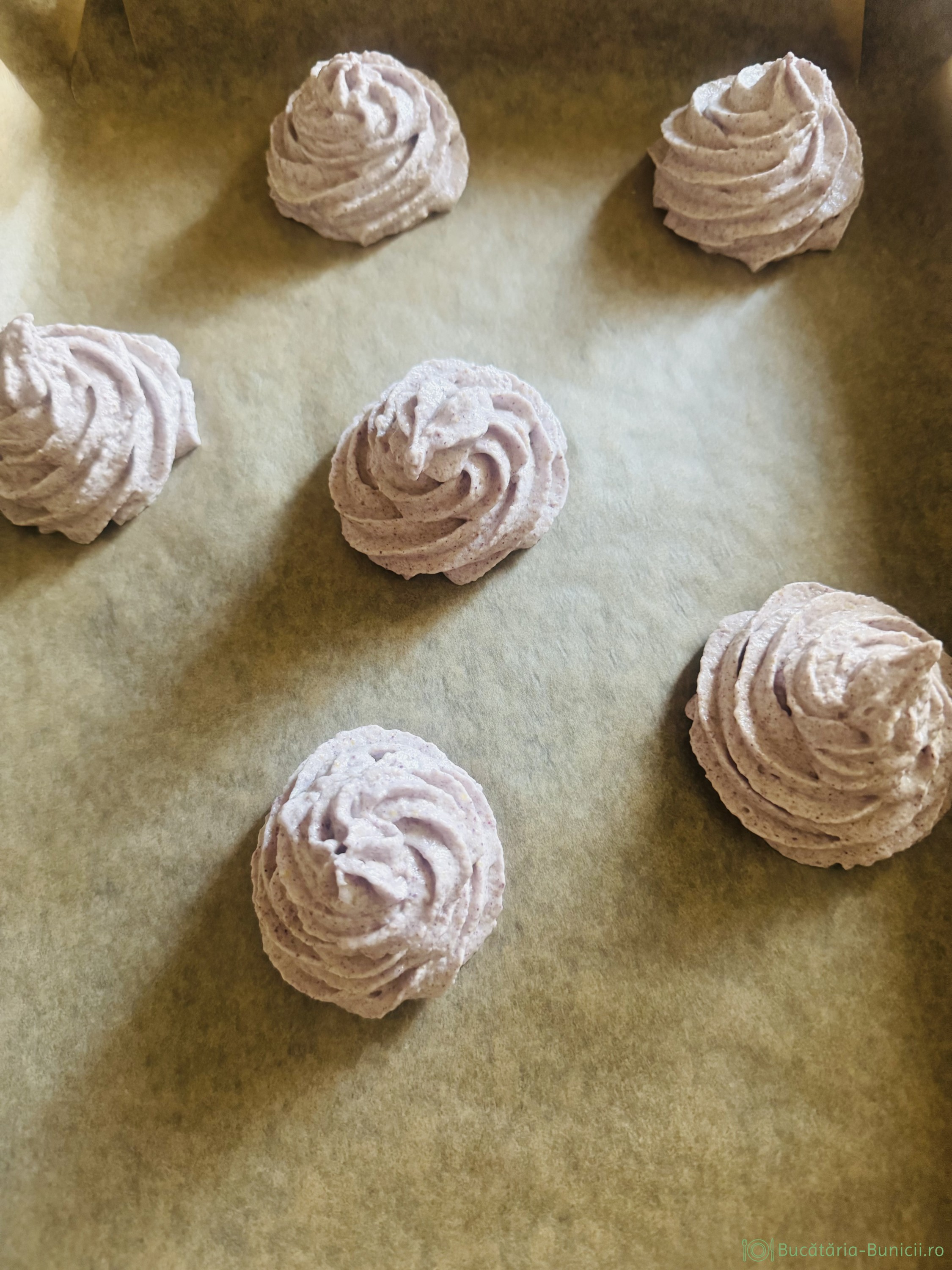 Trandafiri din albușuri și tarate