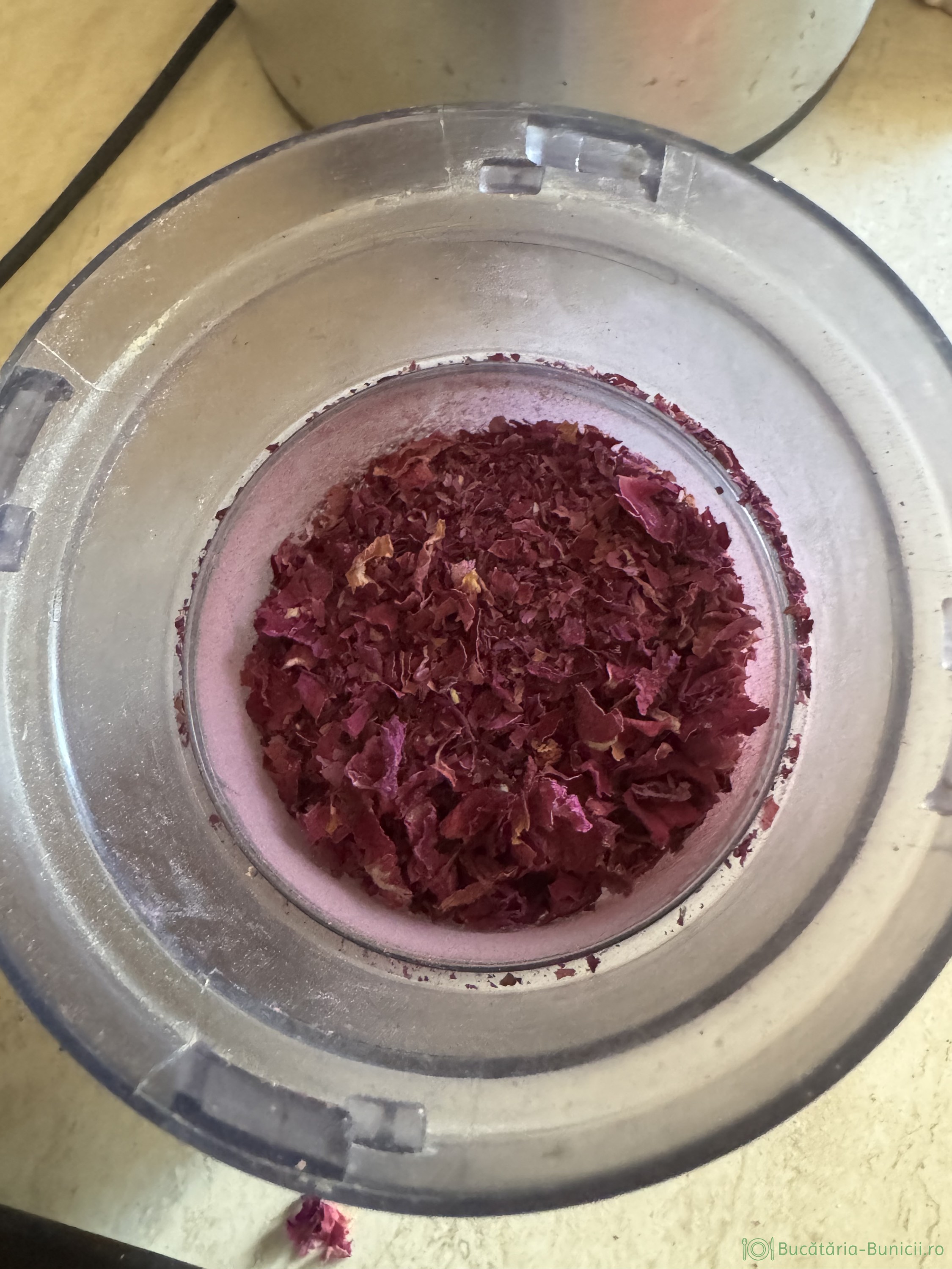 Trandafiri din albușuri și tarate