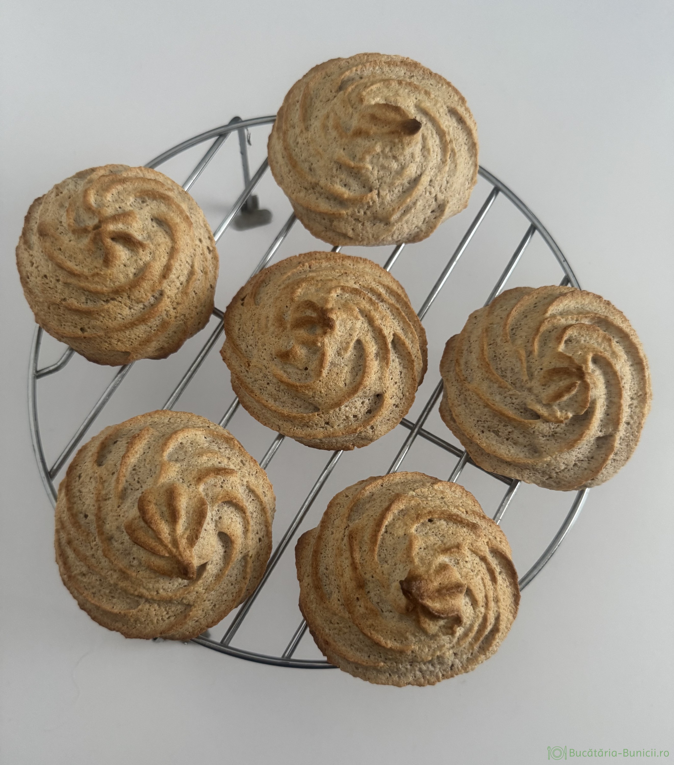 Trandafiri din albușuri și tarate