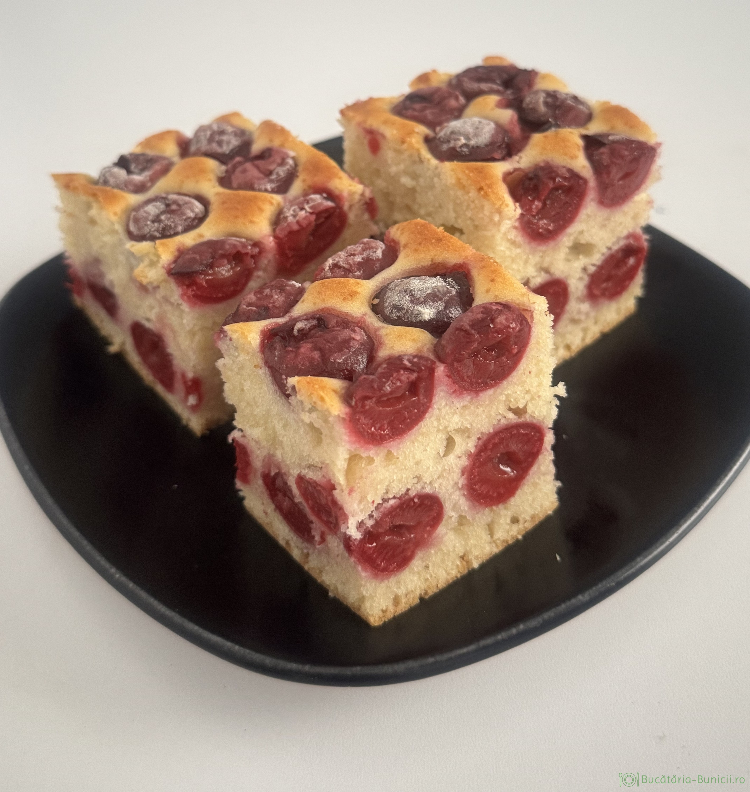 Prăjitură delicioasă cu vișine