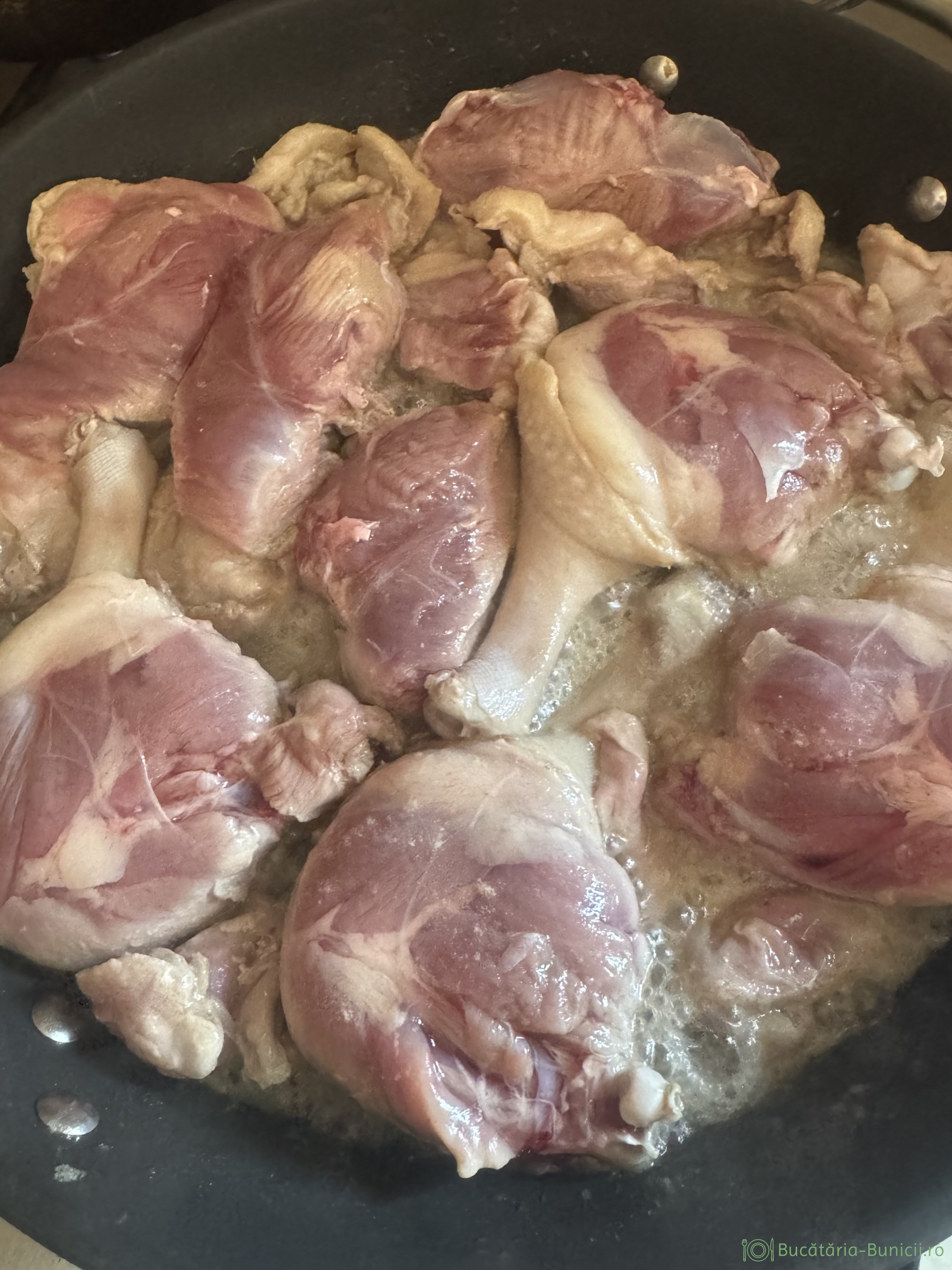 Rata în sos de vin și usturoi