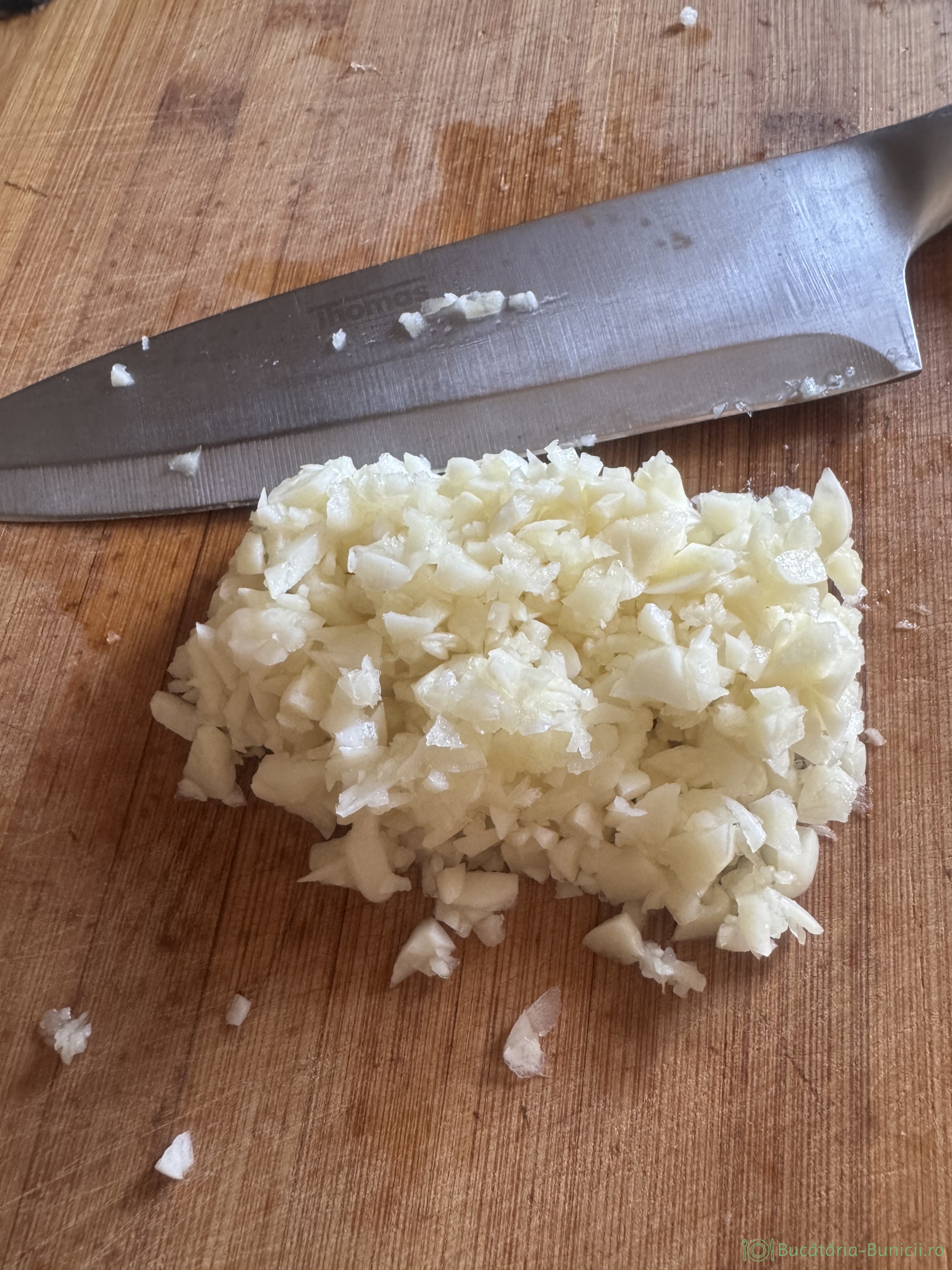 Rata în sos de vin și usturoi