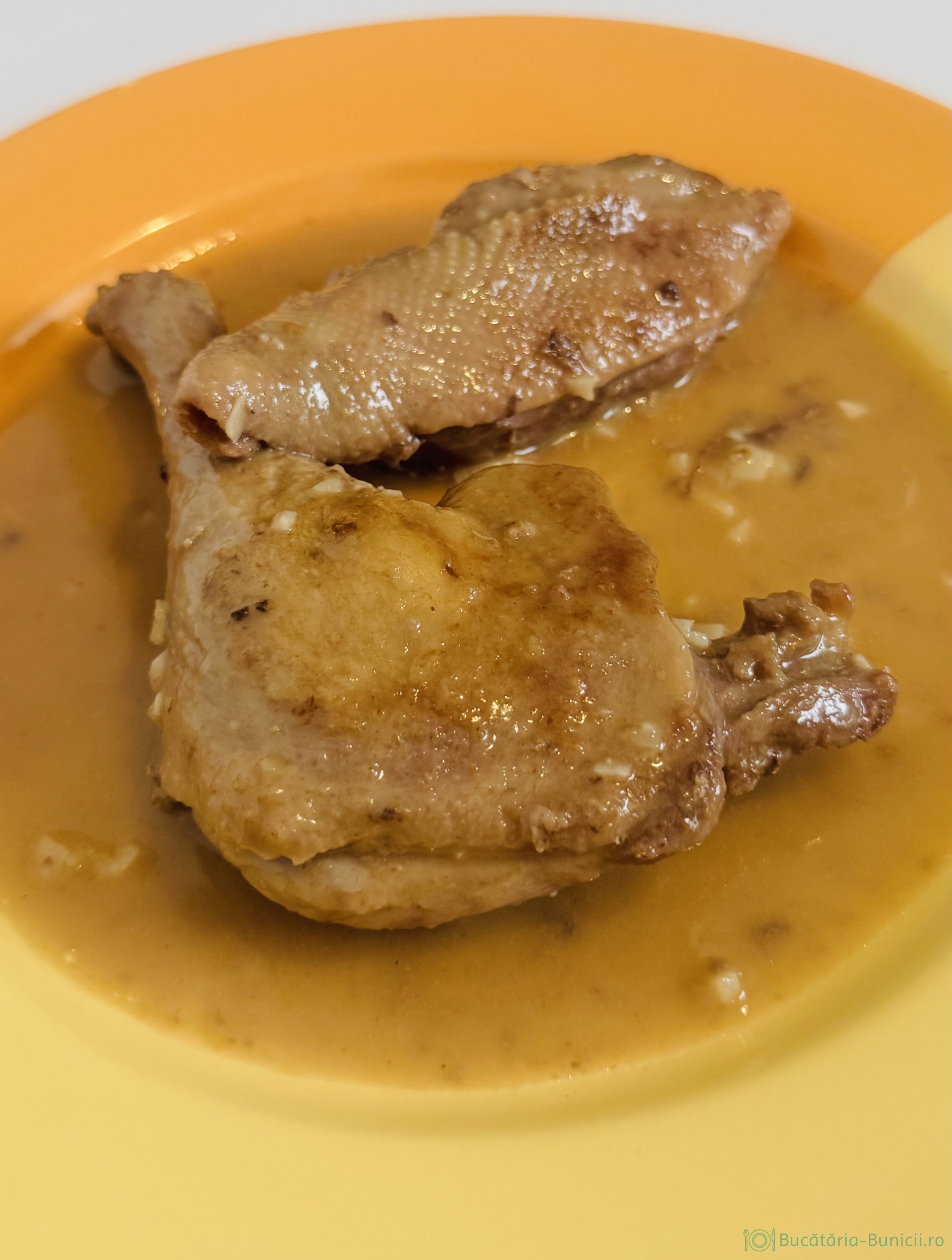 Rata în sos de vin și usturoi