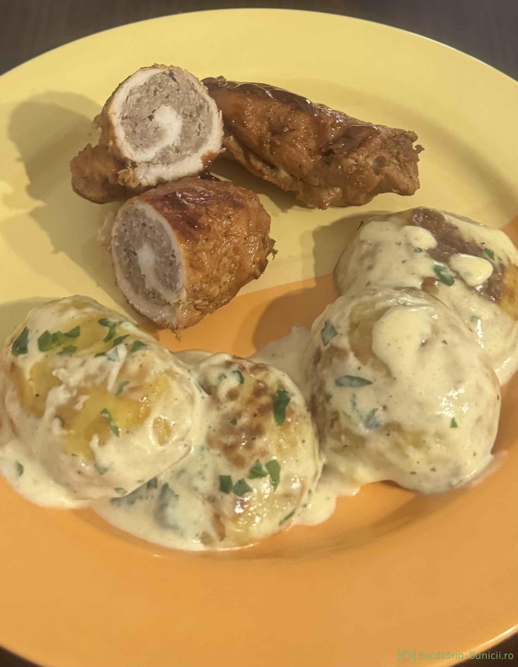 Rulouri din cotlet de porc și garnitură din cartofi în sos de smântână