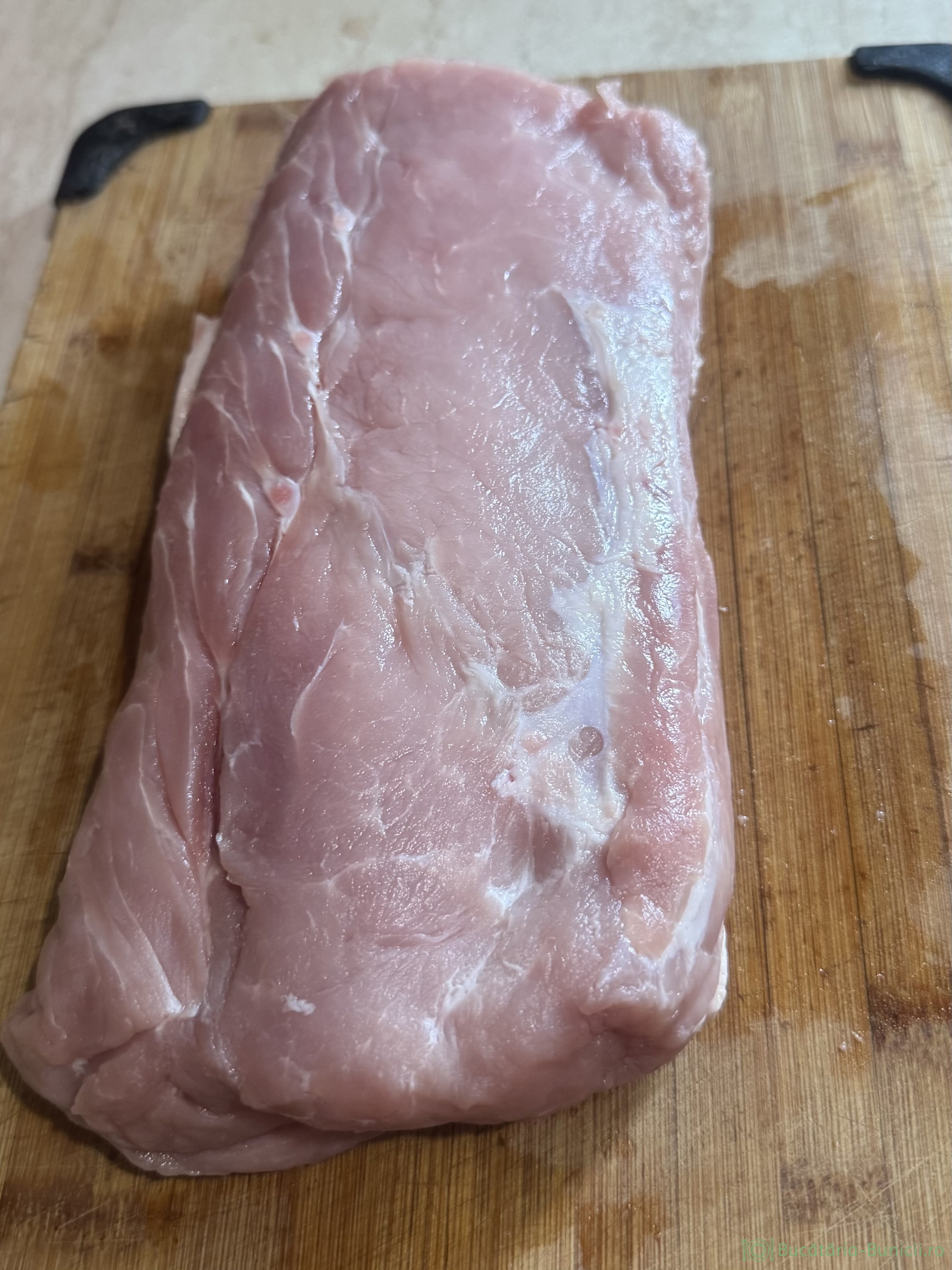 Rulouri din cotlet de porc și garnitură din cartofi în sos de smântână