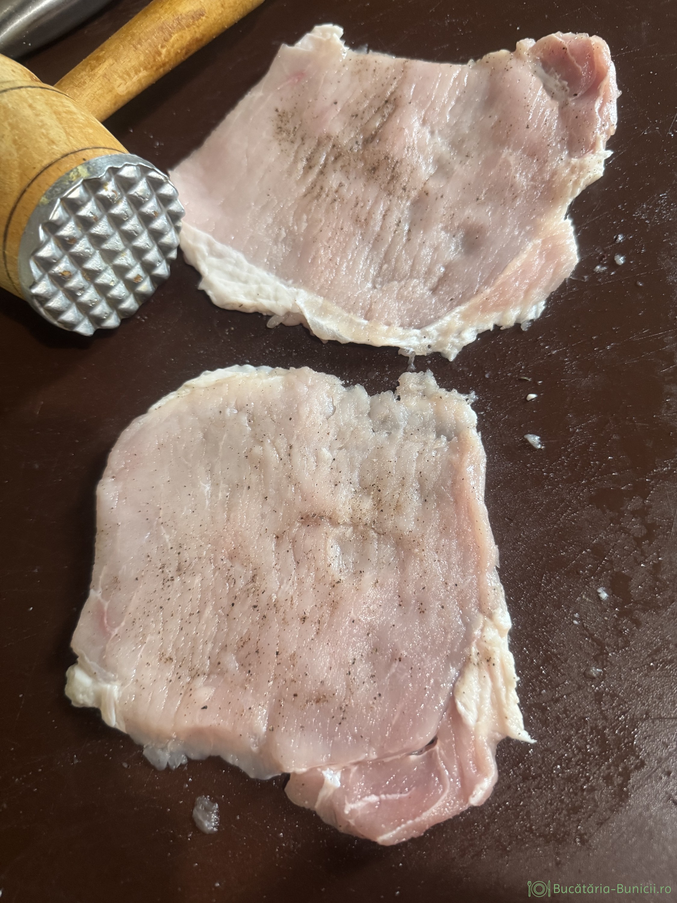 Rulouri din cotlet de porc și garnitură din cartofi în sos de smântână