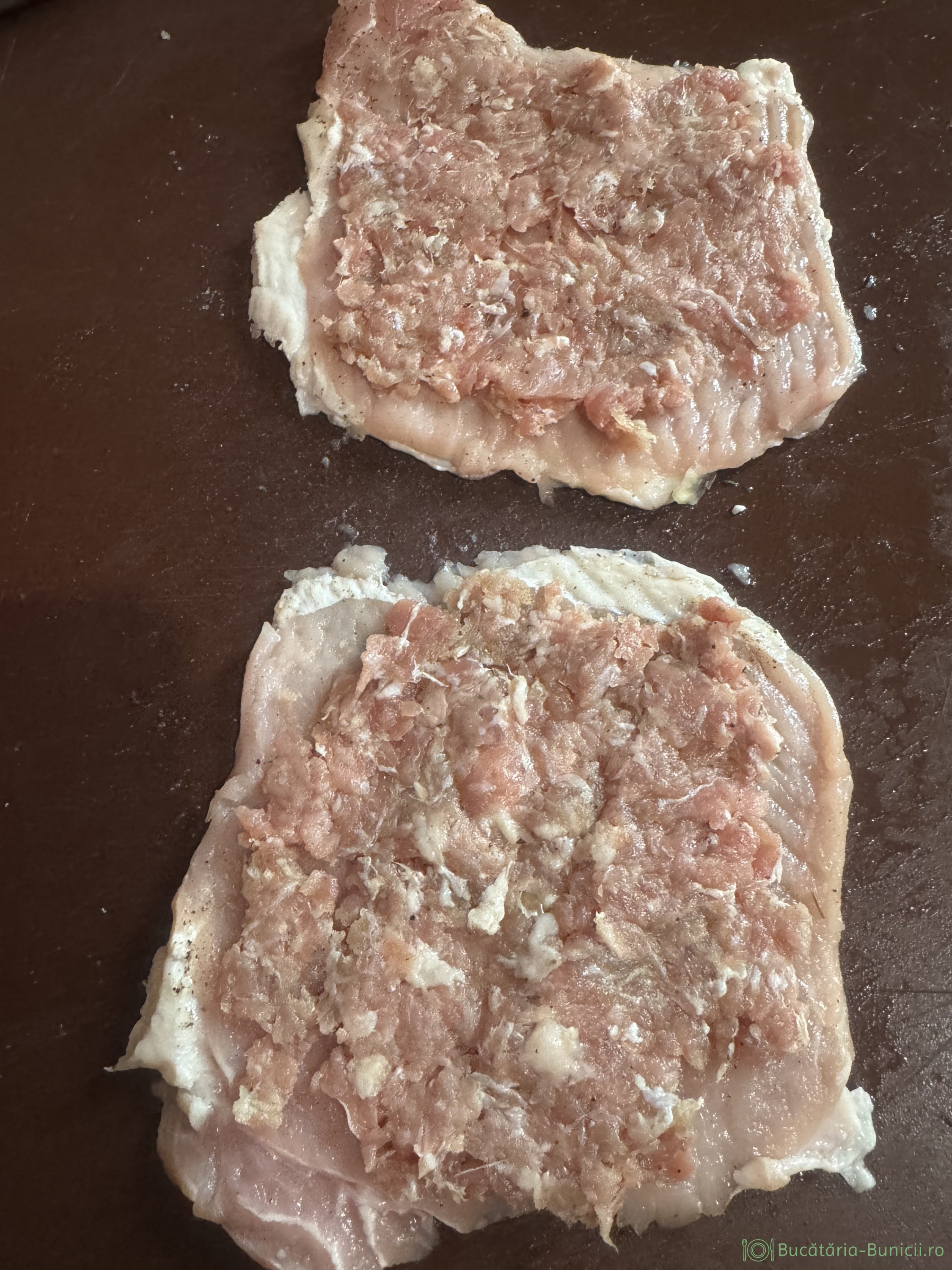 Rulouri din cotlet de porc și garnitură din cartofi în sos de smântână