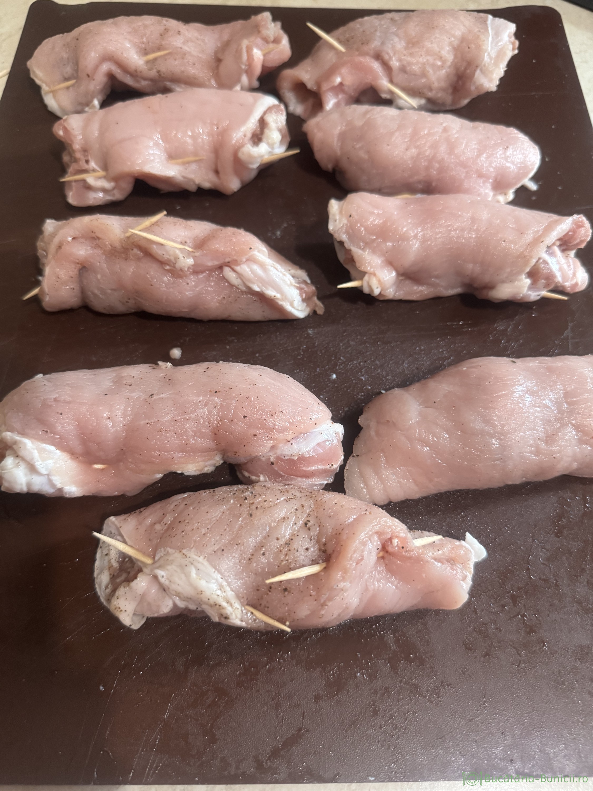Rulouri din cotlet de porc și garnitură din cartofi în sos de smântână