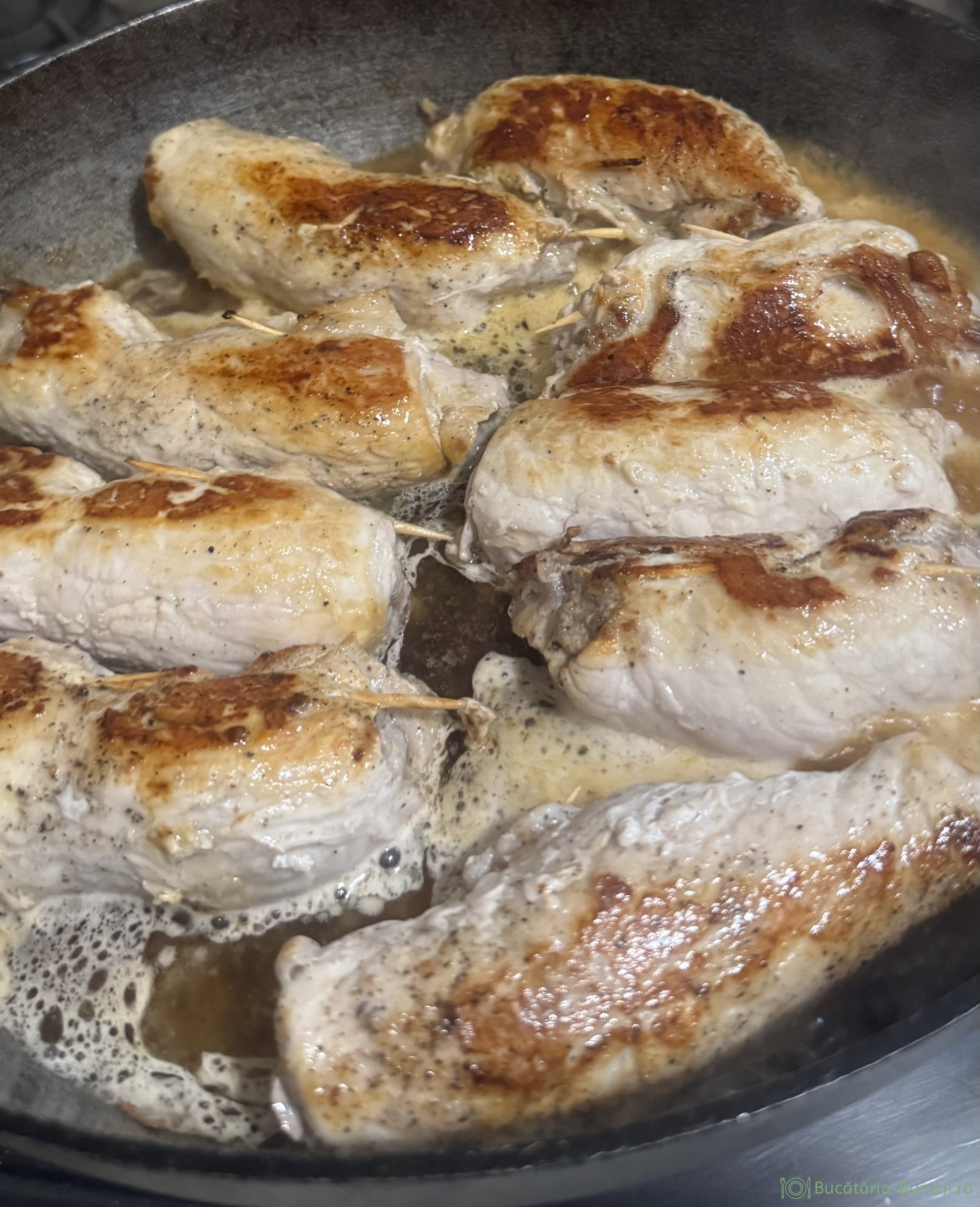 Rulouri din cotlet de porc și garnitură din cartofi în sos de smântână