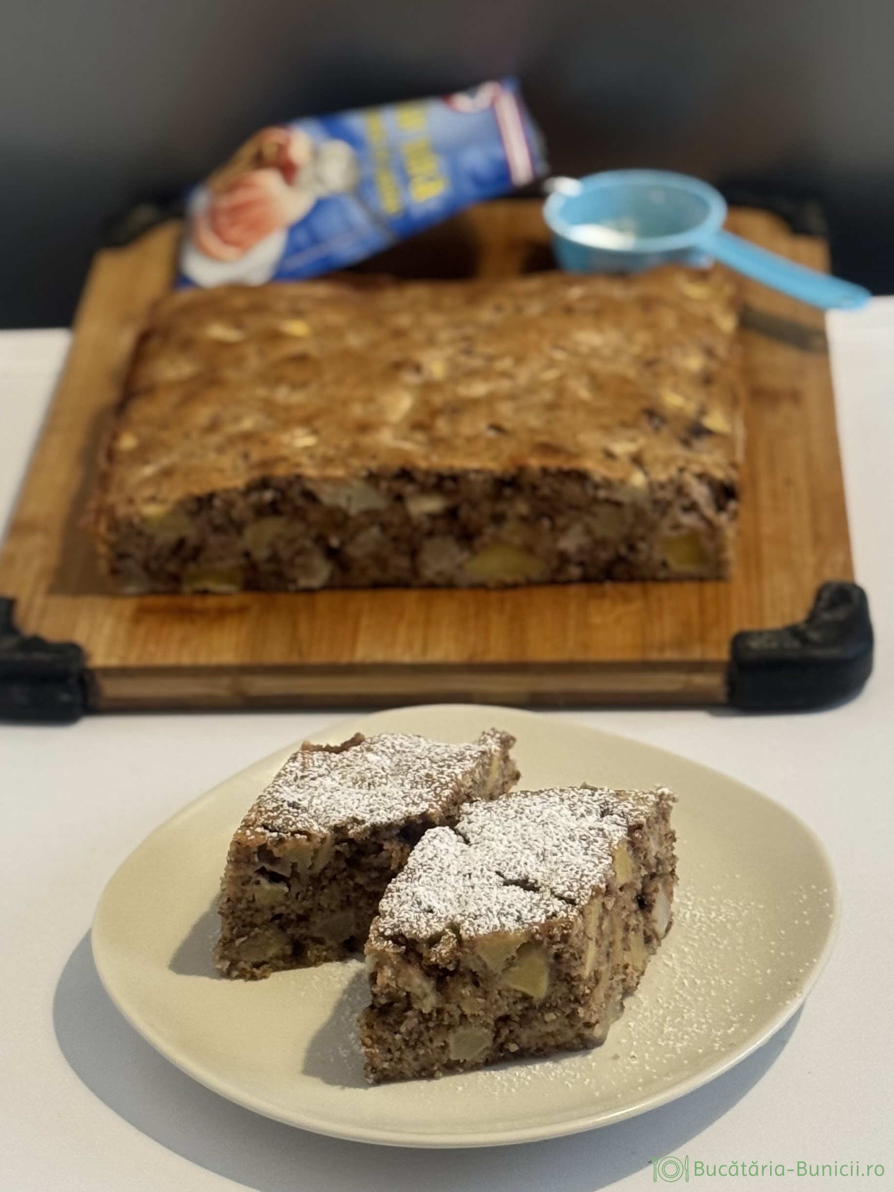 Prăjitură pufoasa cu mere, nuci și ciocolata