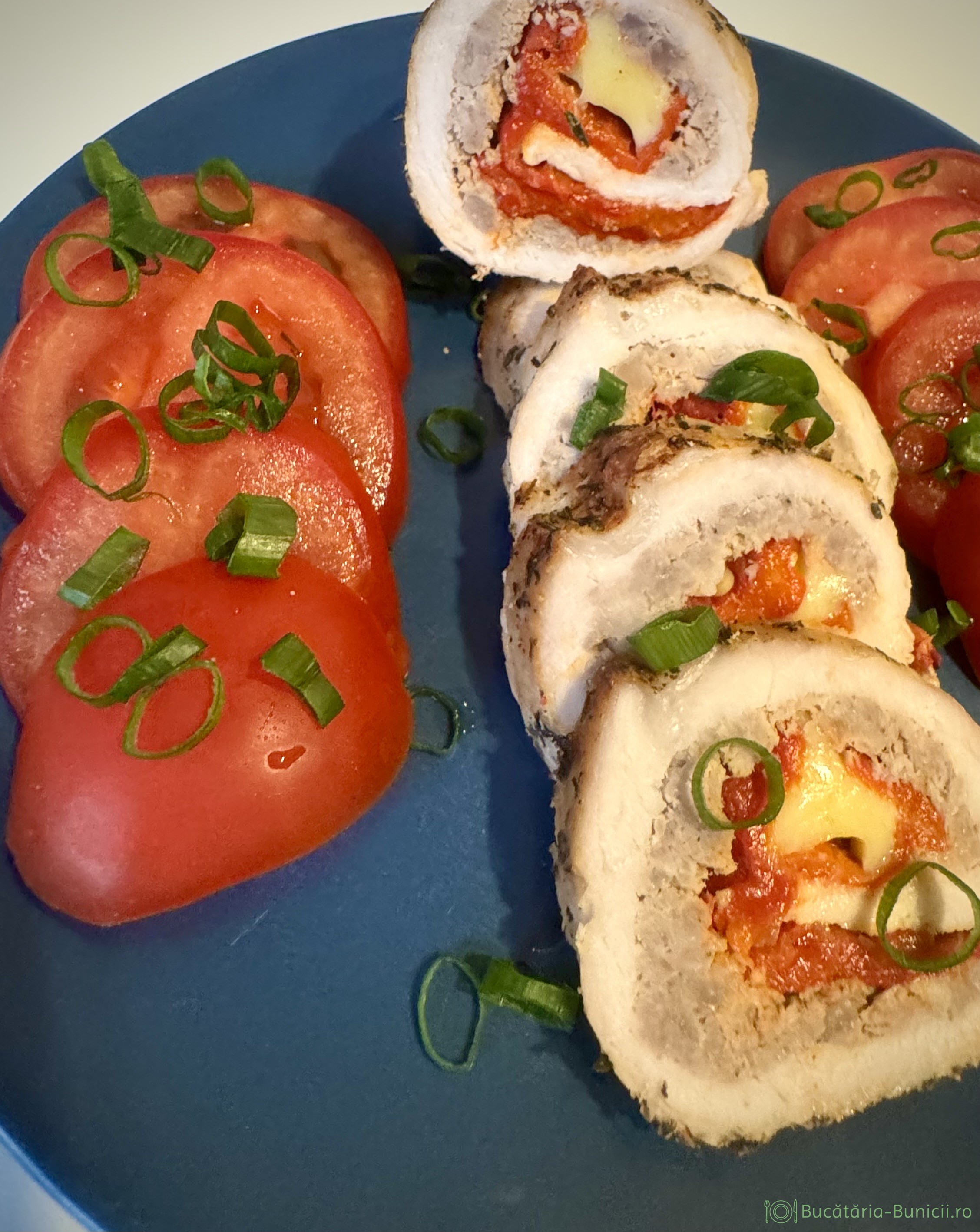 Rulouri din cotlet de porc, ardei copți, cașcaval și carne tocată