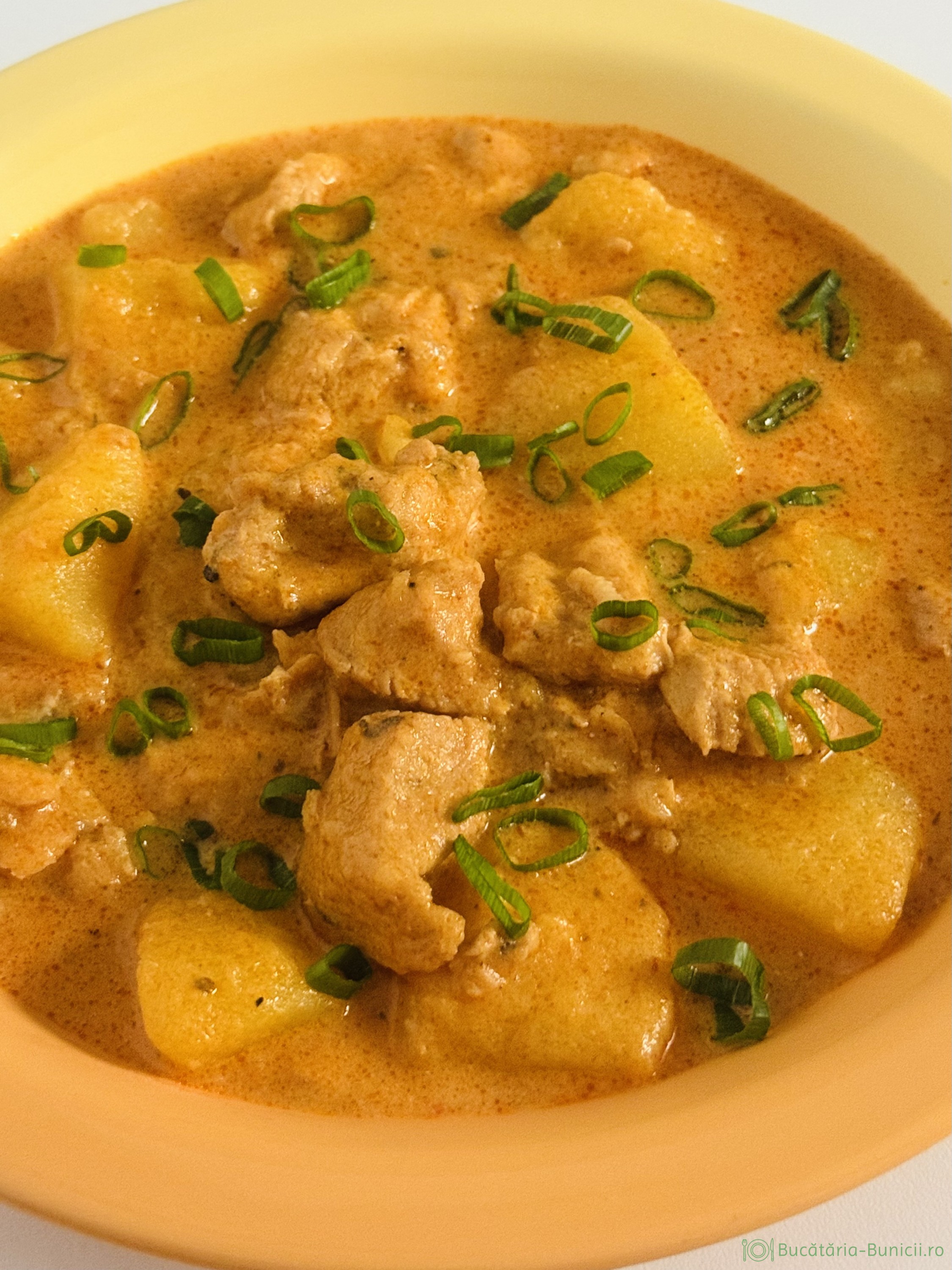 Piept de curcan și cartofi în sos cremos de smântână