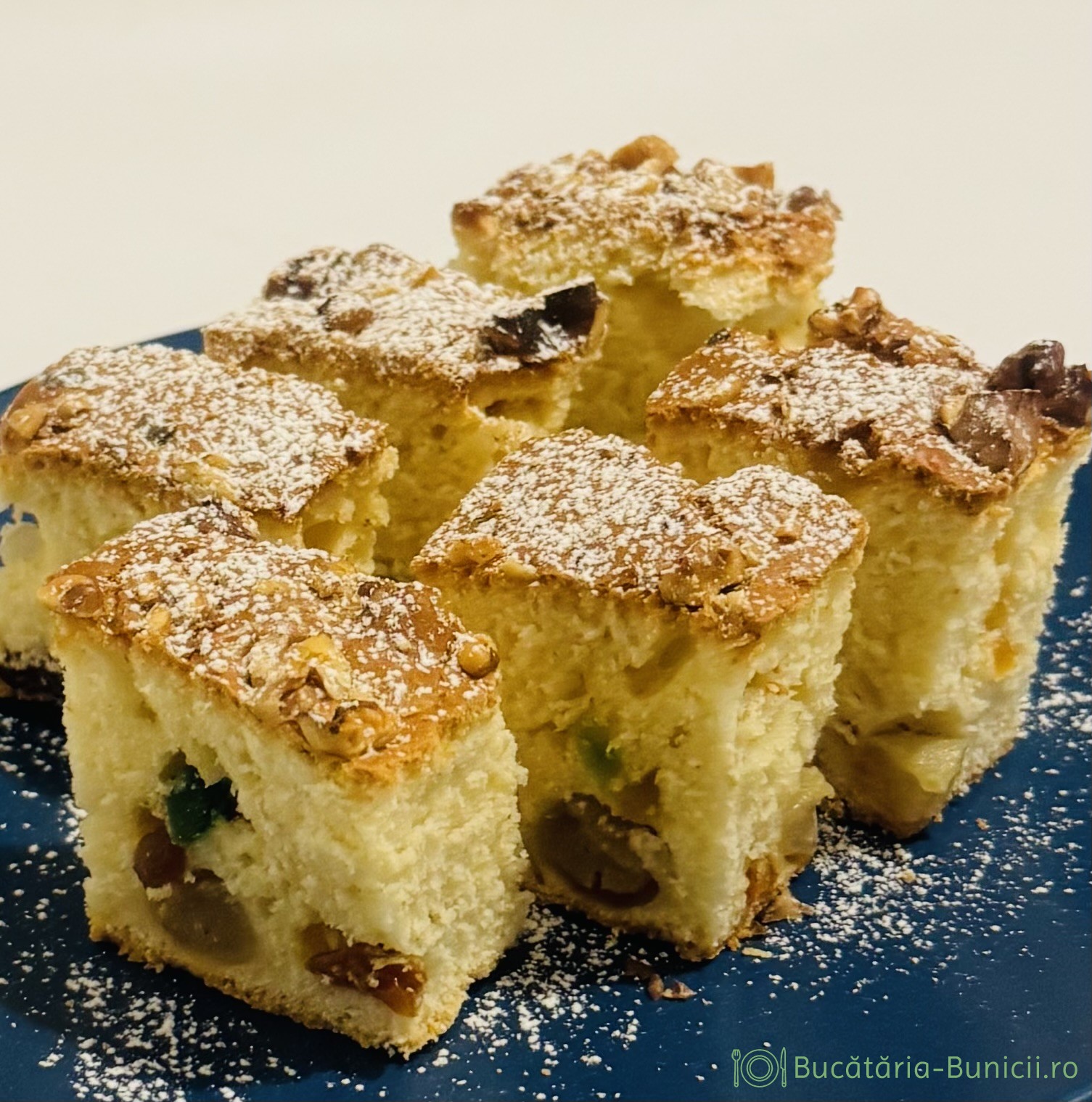 Prăjitură cu struguri, nuci și fructe confiate