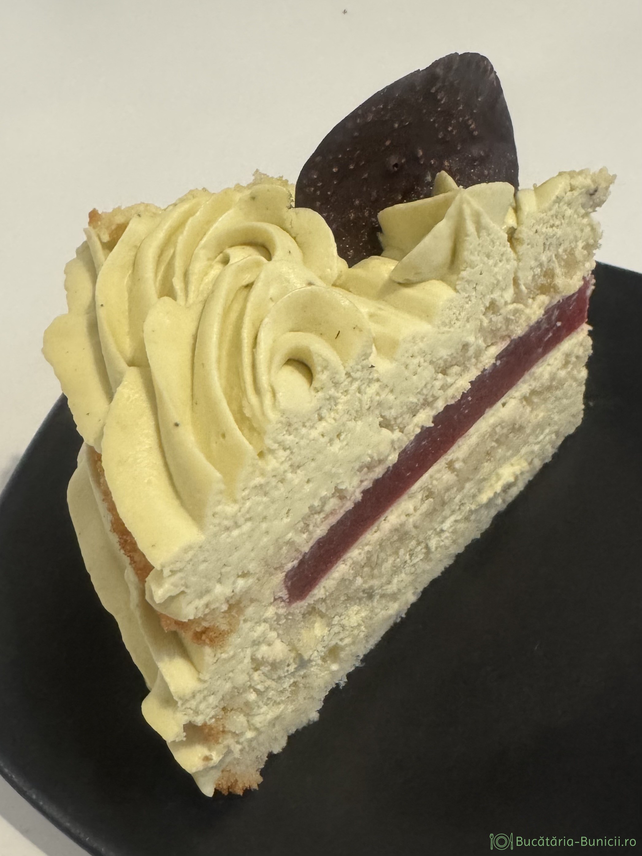 Tort cu fistic și jeleu de zmeura