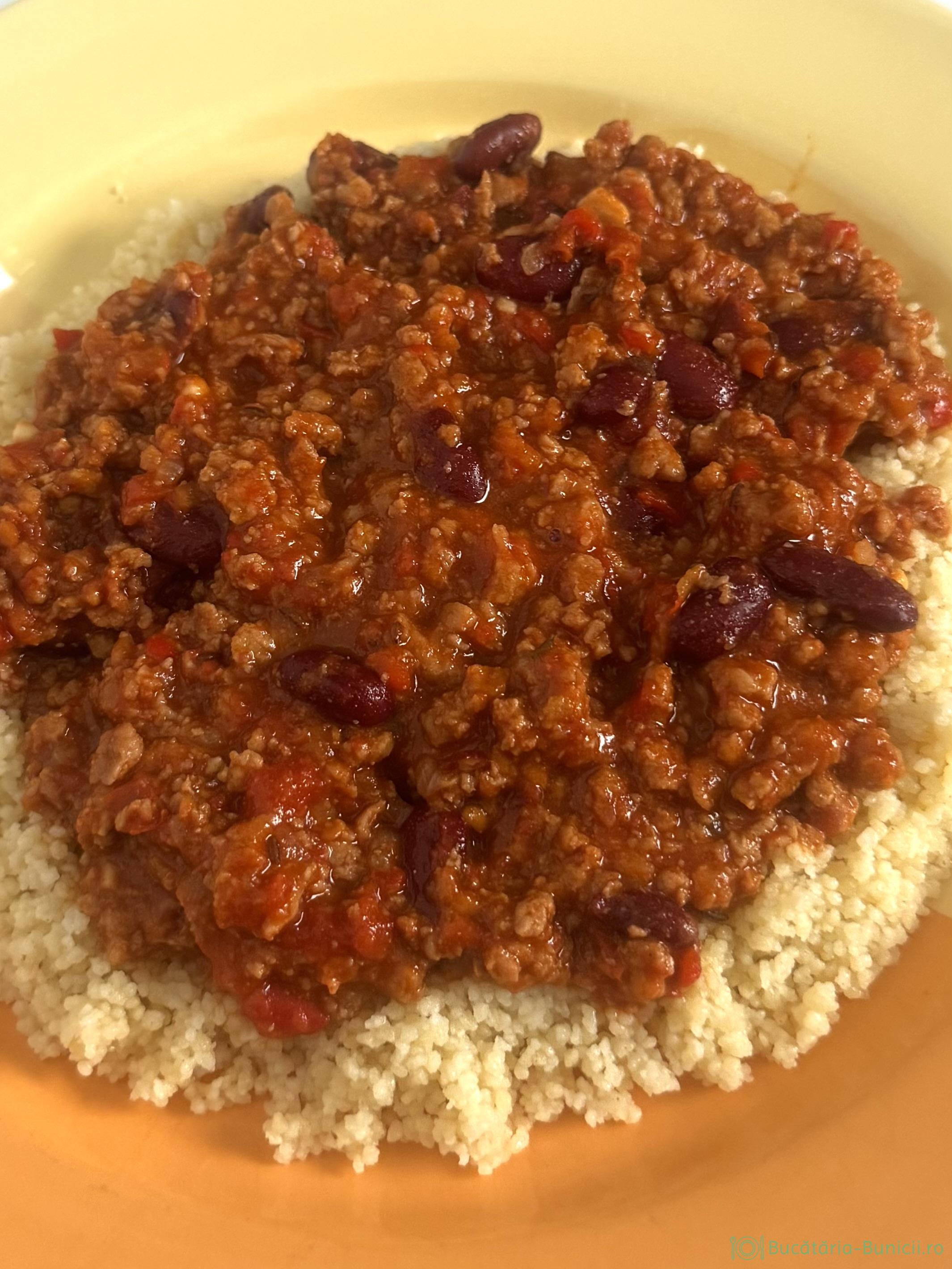 Chili con carne și couscous