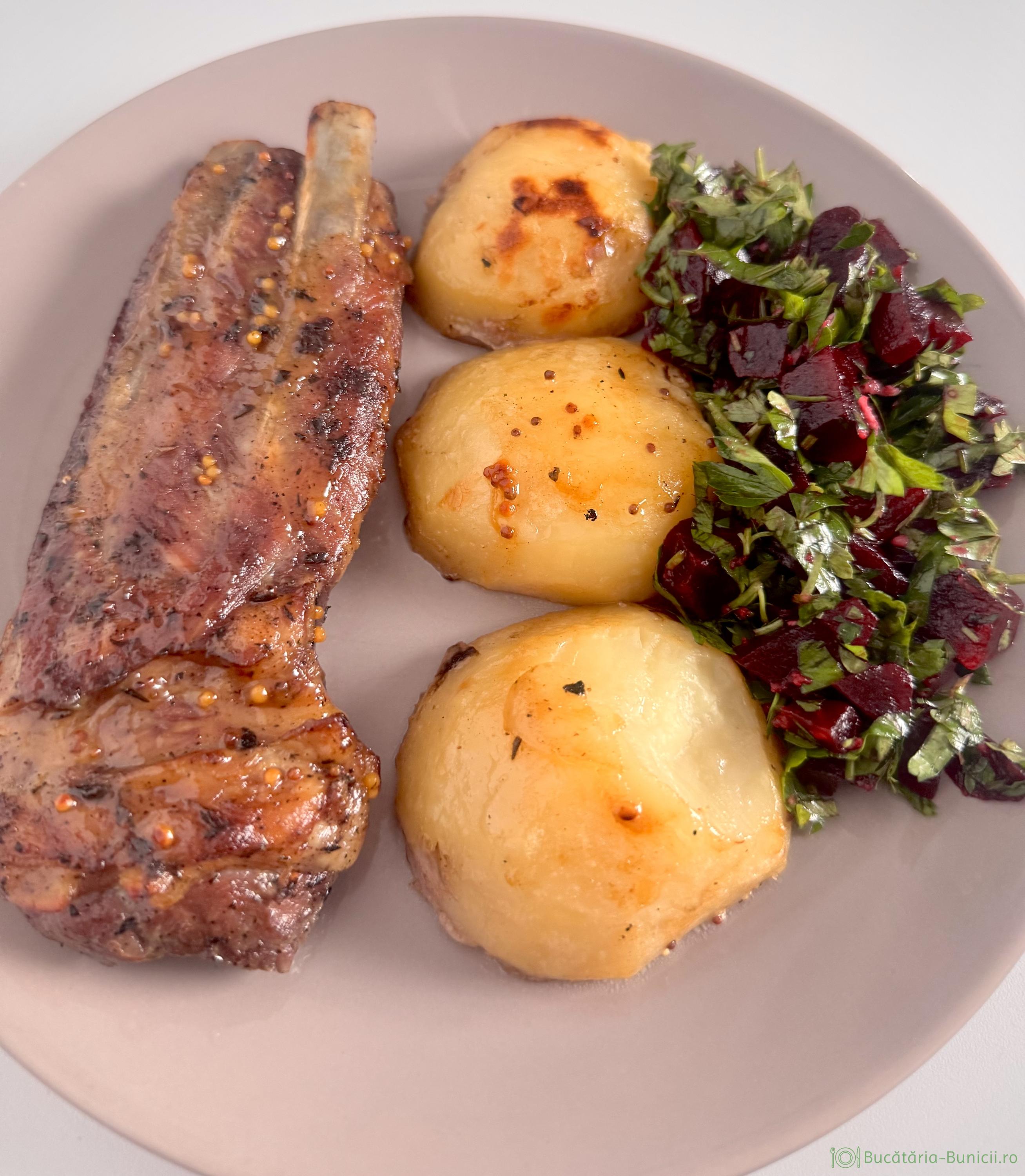 Coaste de porc glazurate cu miere și muștar, gătite la cuptor