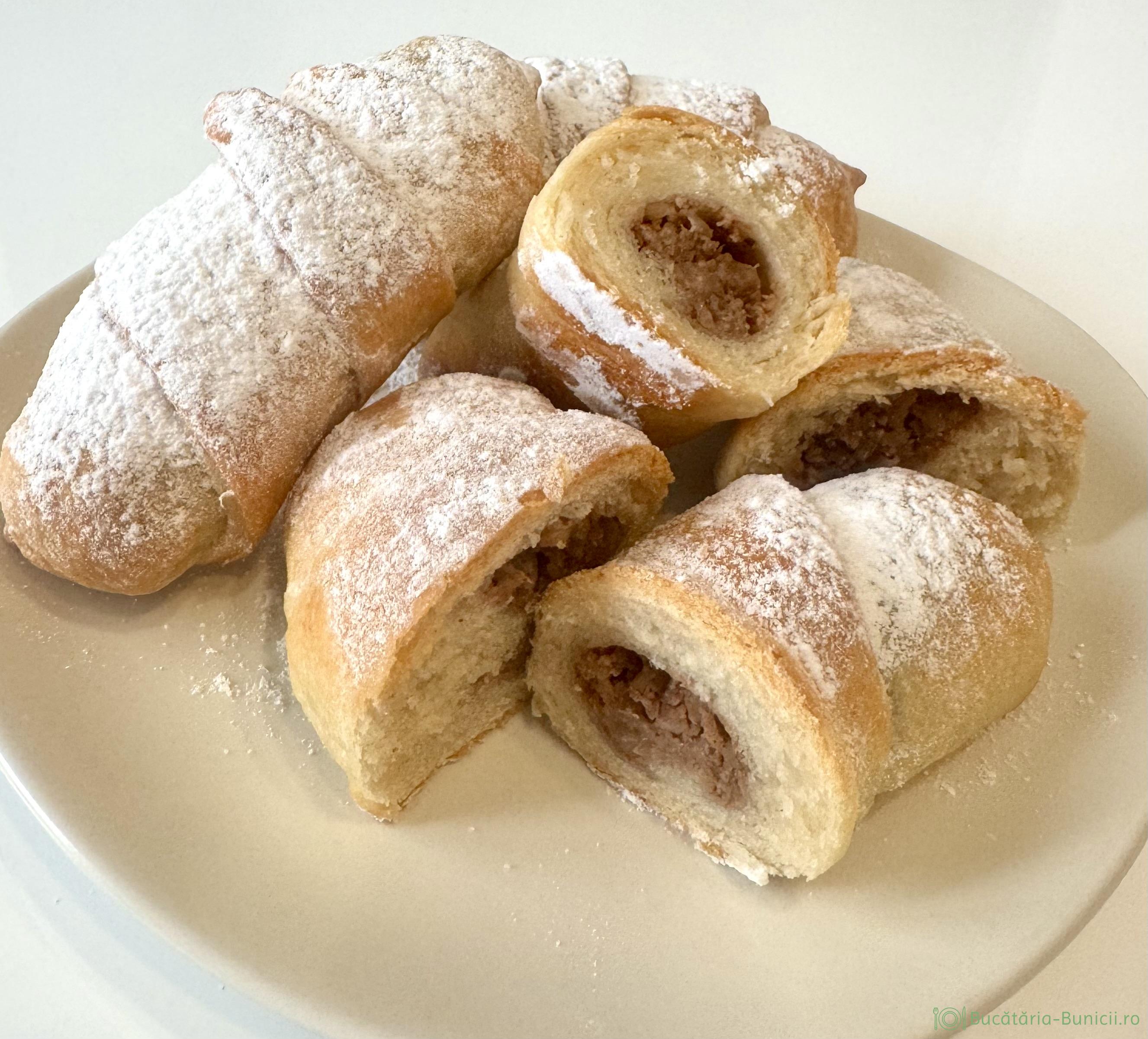 Cornuri fragede umplute cu nucă si mere