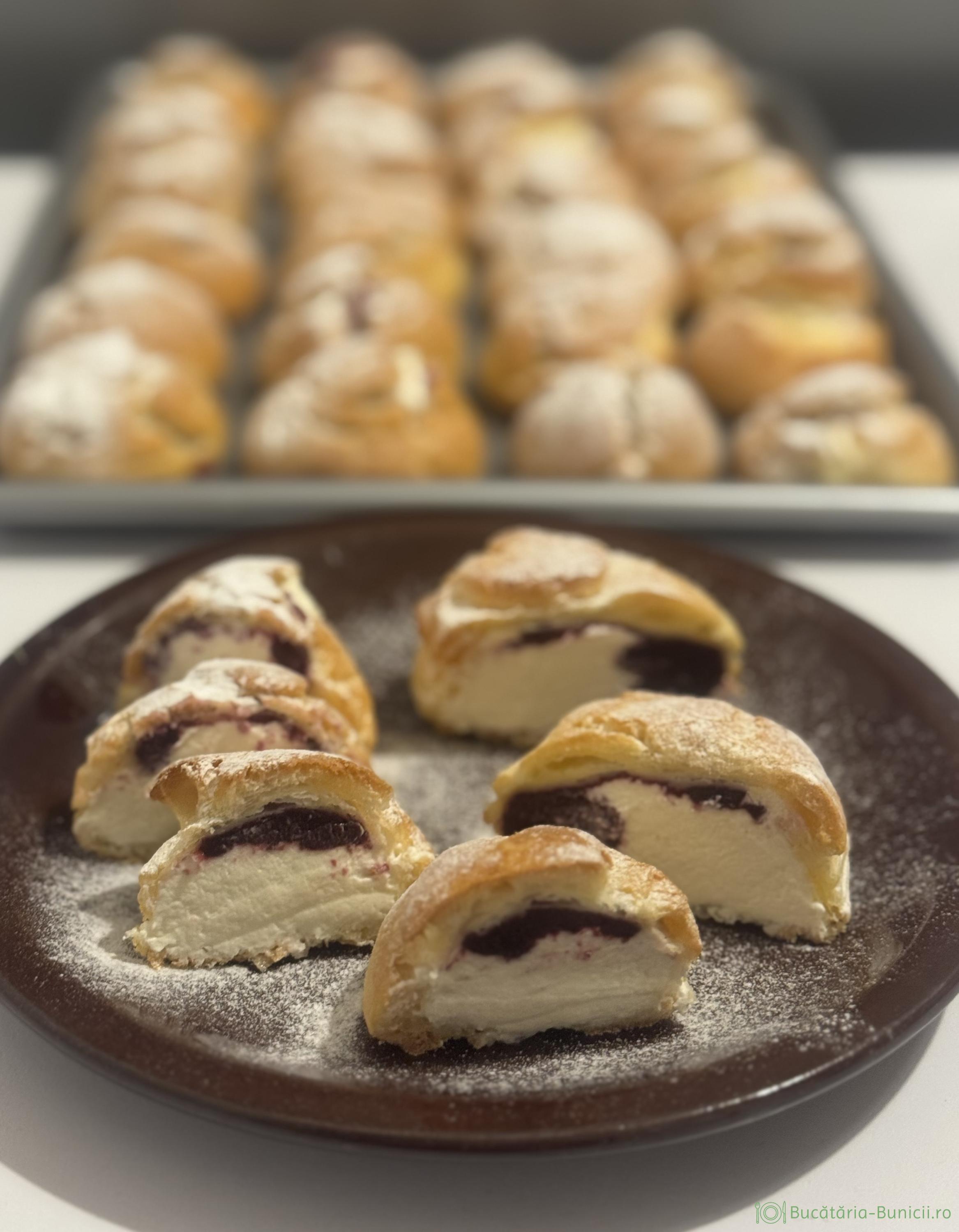 Gogoși din aluat de ecler umplute cu jeleu de mure și cremă din smântână