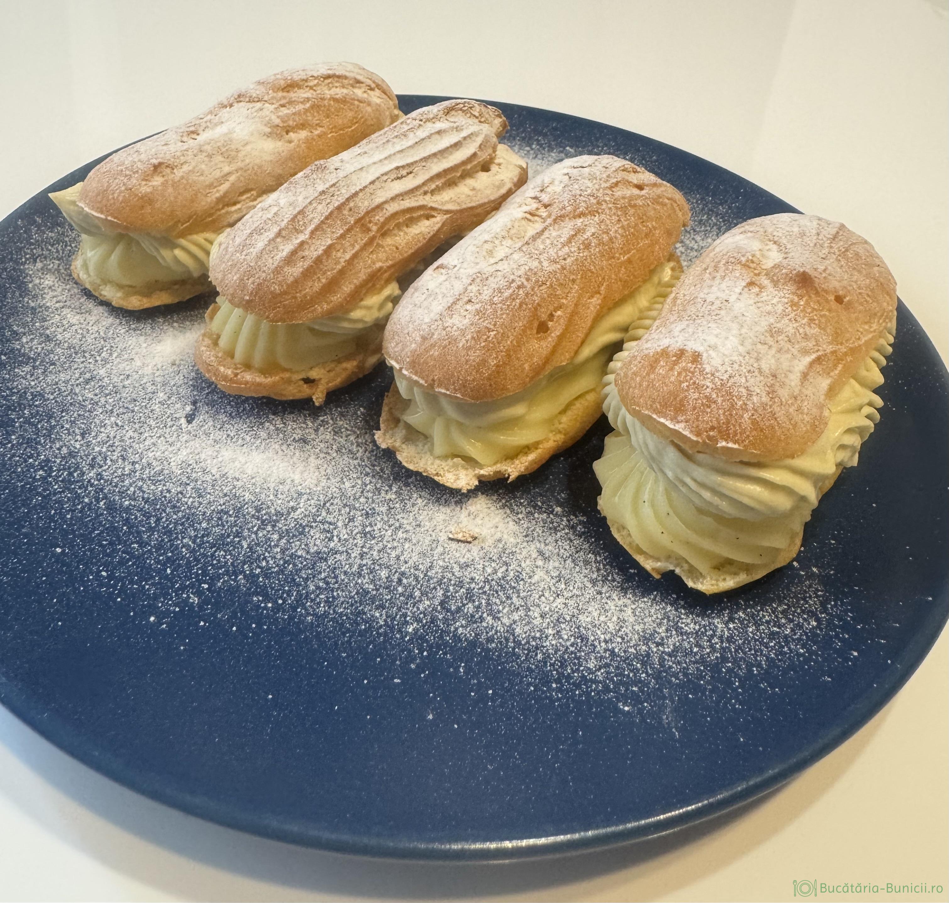 Mini eclerele cu cremă de vanilie și fistic