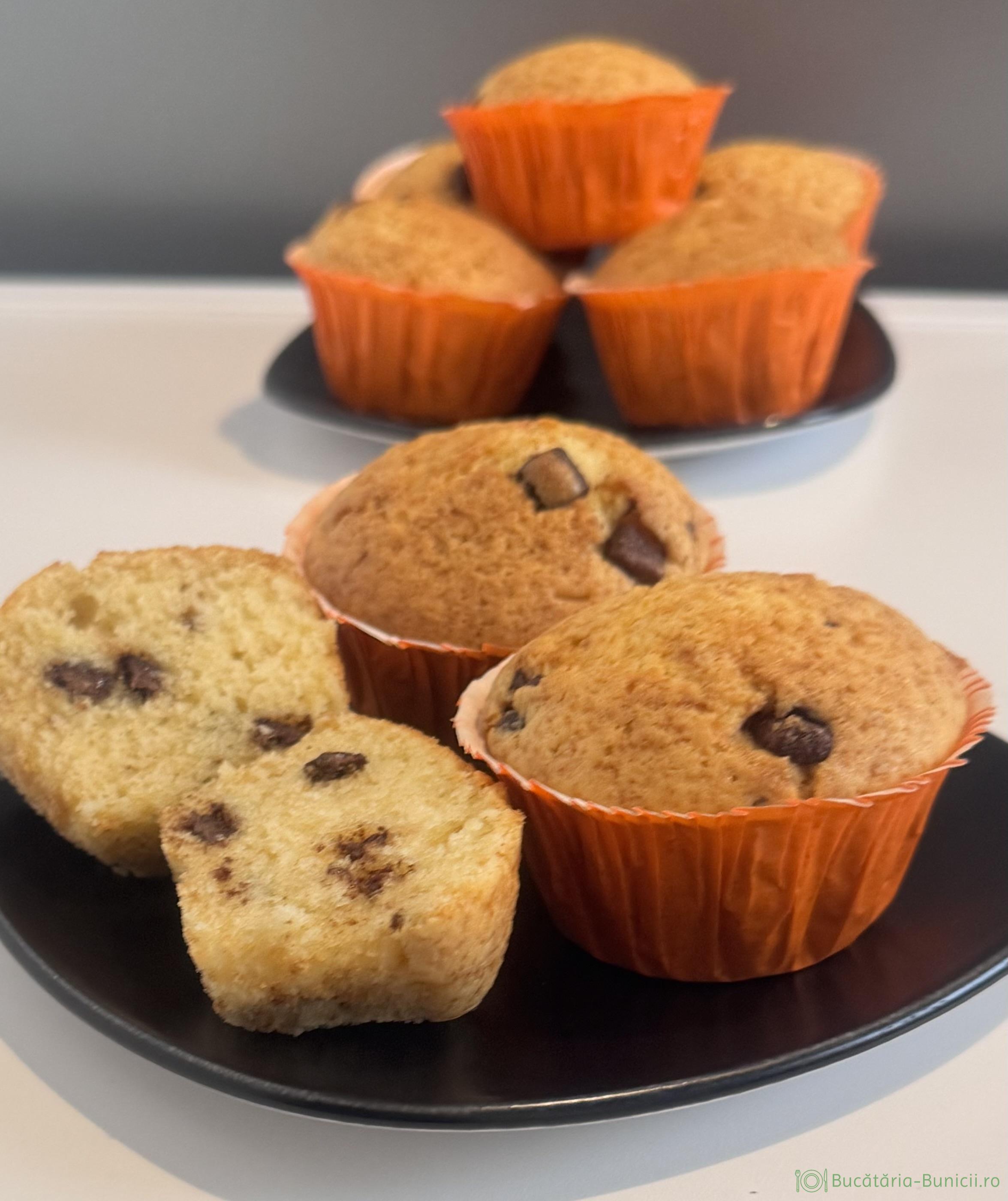 Muffins cu unt și bucăți de ciocolată