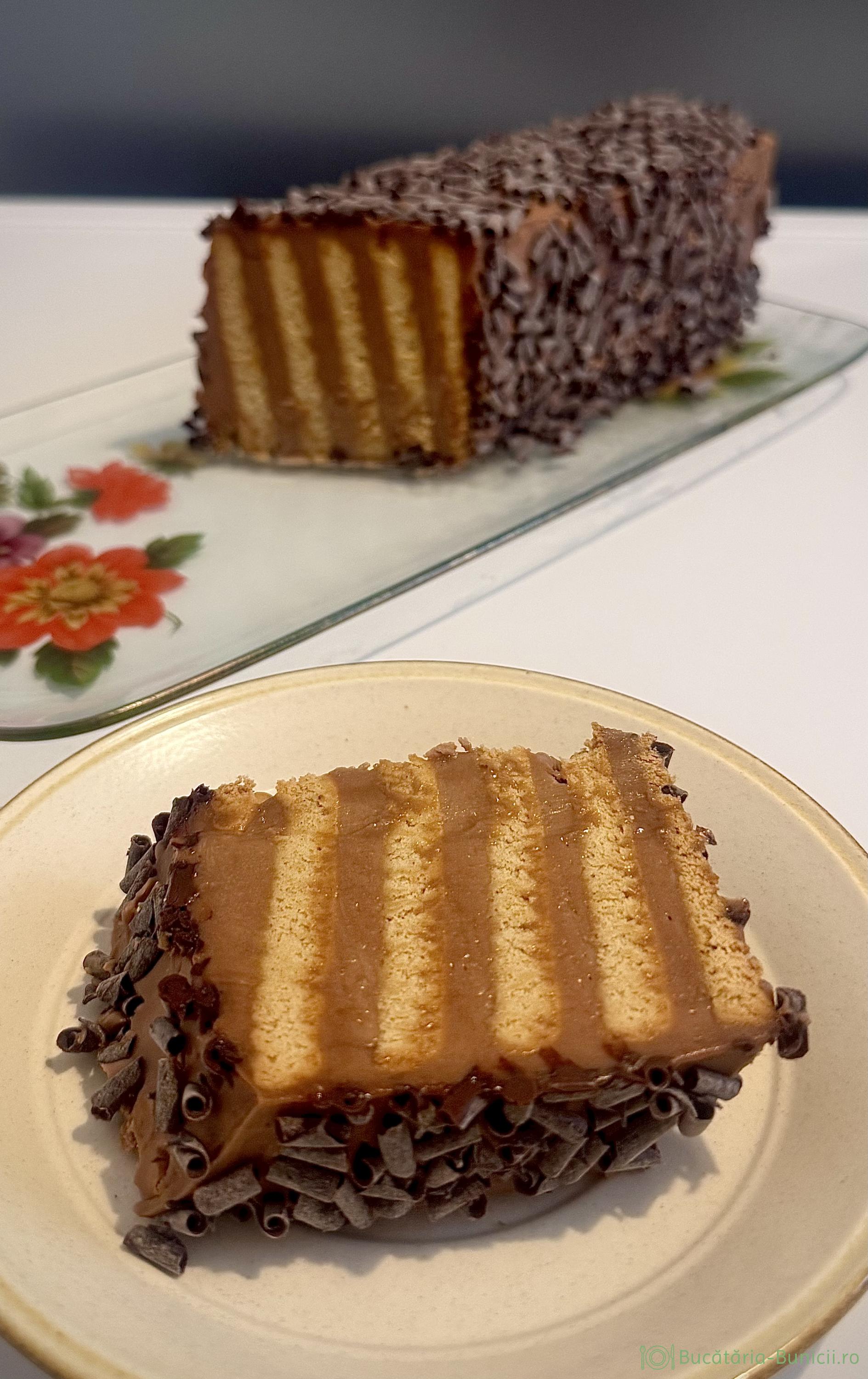 Prăjitură cu biscuiți și cremă de ciocolată