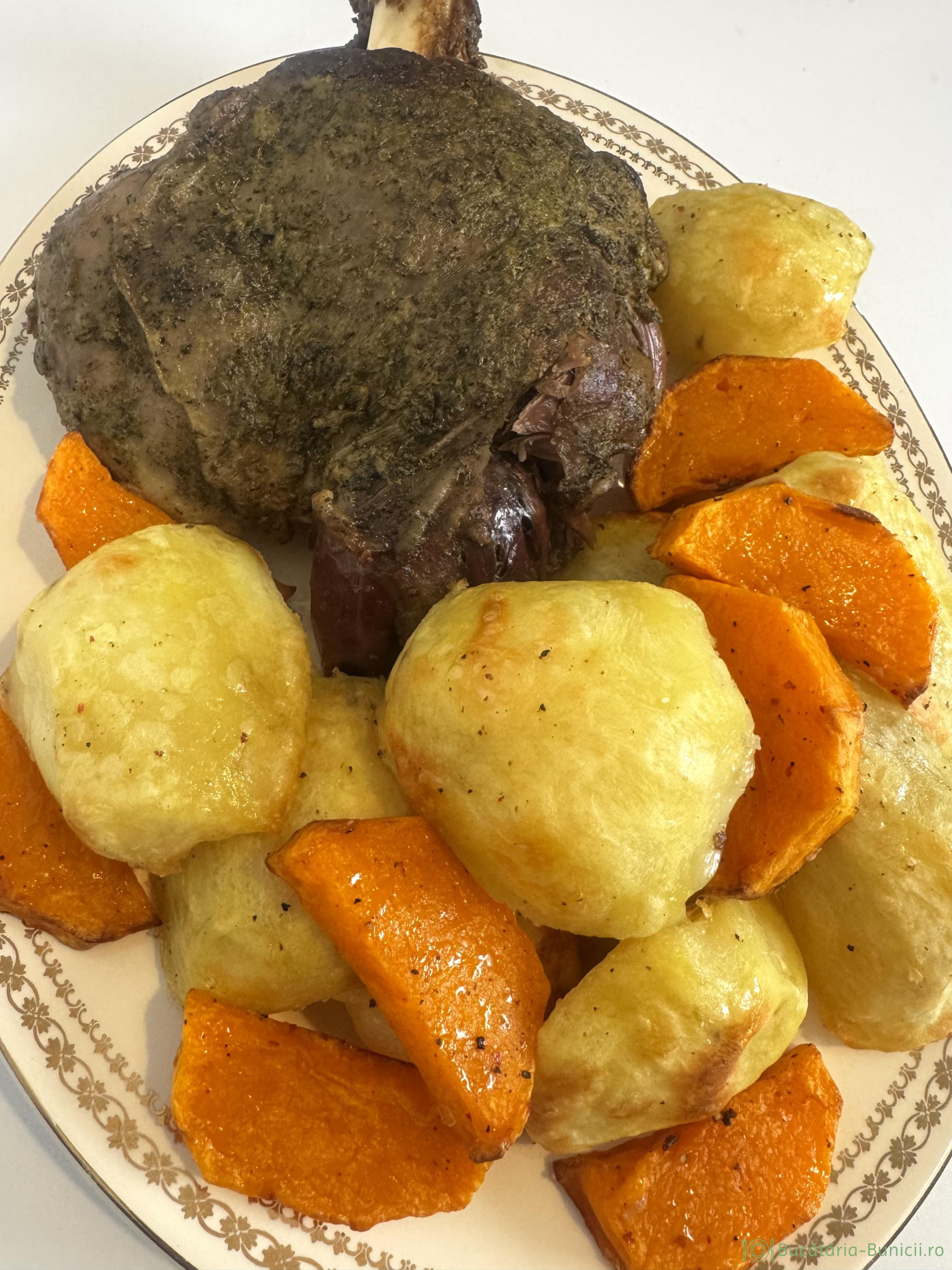 Pulpă de berbecuț la cuptor